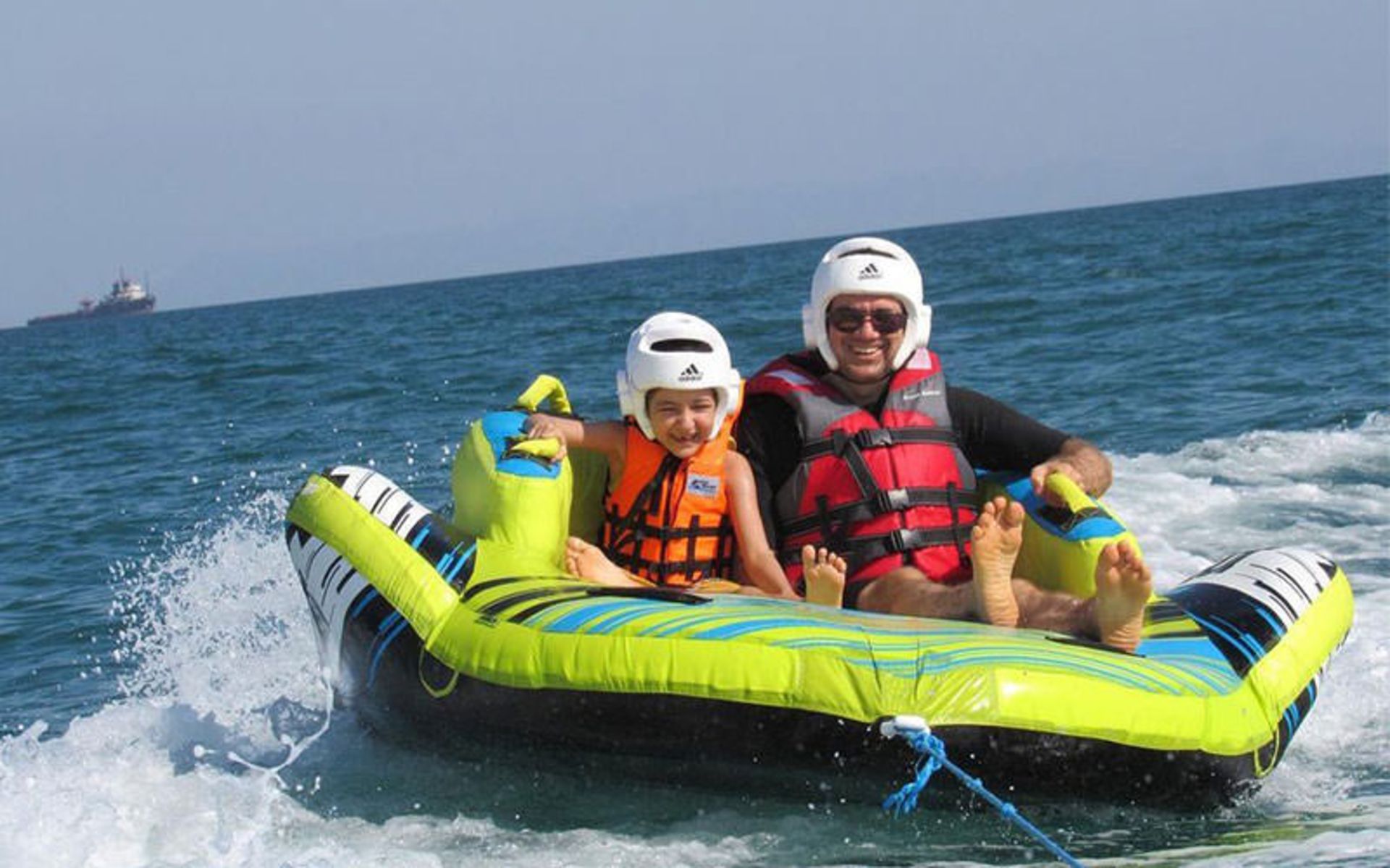 بازی شاتل یک پدر و پسر در جزیره کیش