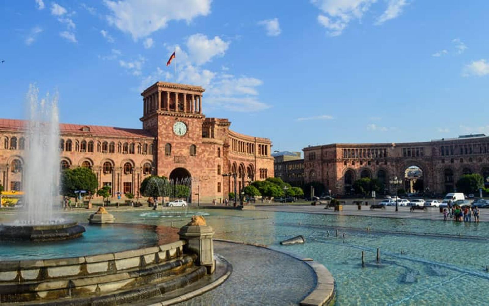 حوض آب بزرگی جلوی ساختمان برج ساعت در ایروان