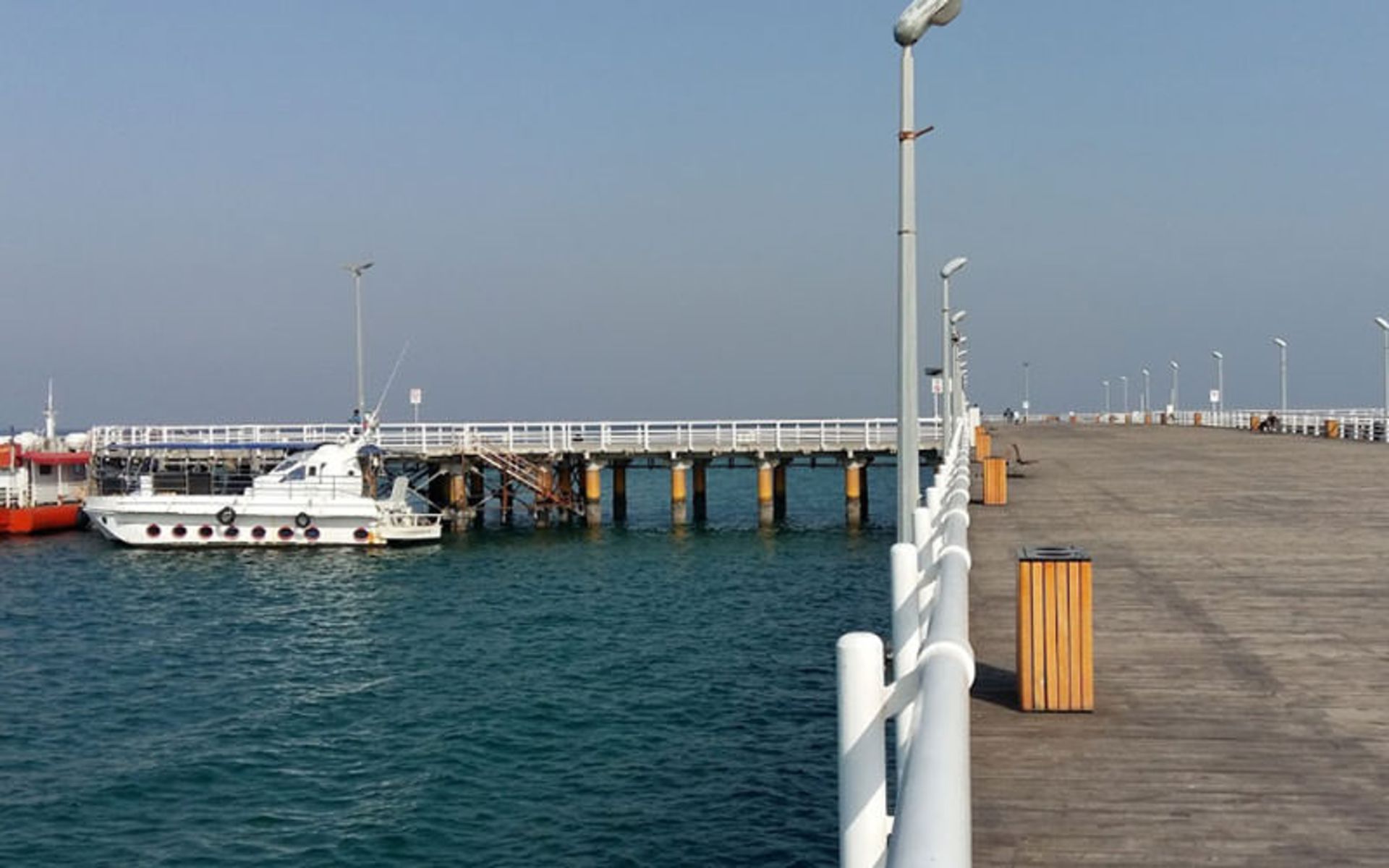 اسکله کیش و یک کشتی تفریحی در کنارش