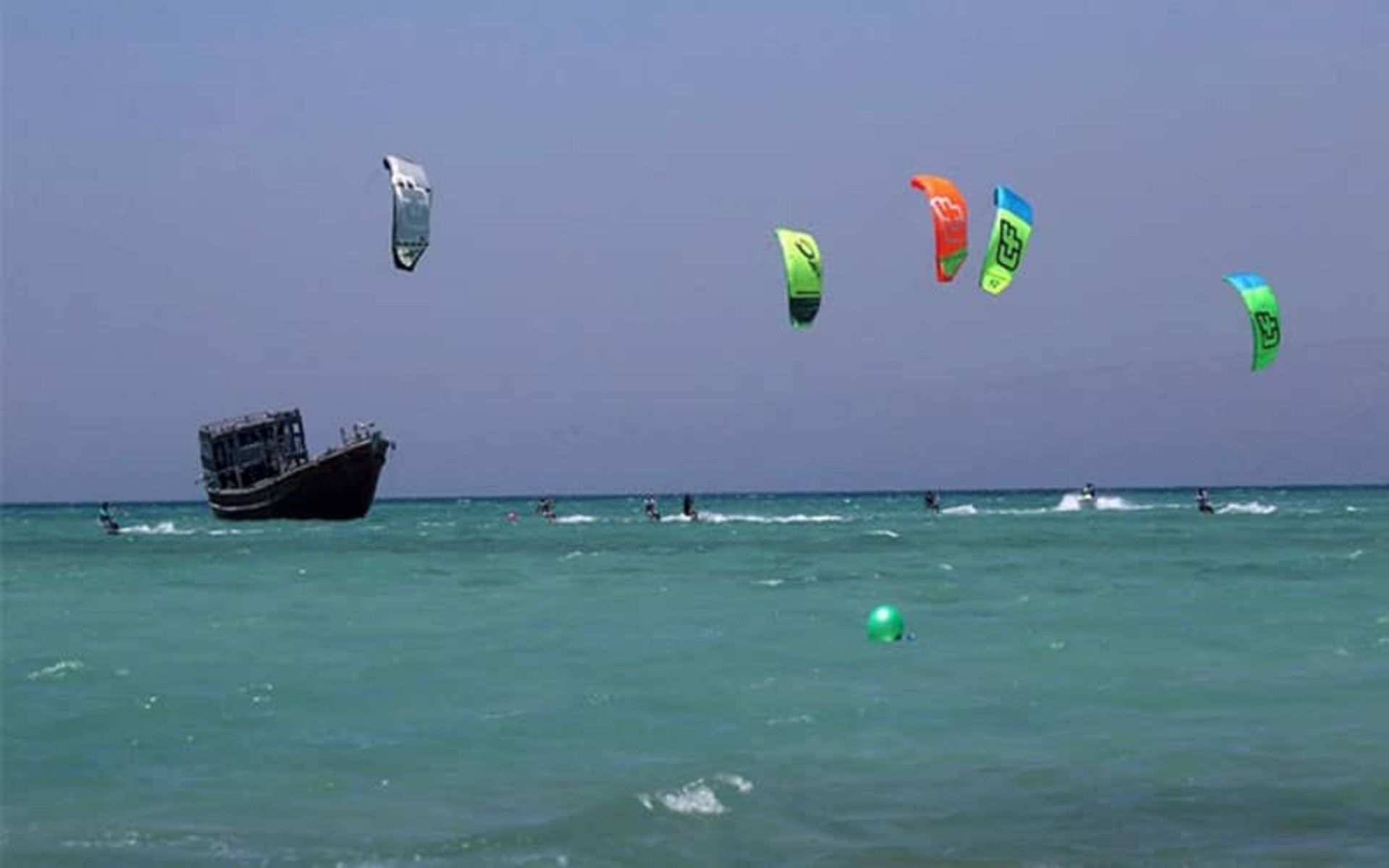 کایت بوردینگ در آب های جزیره کیش