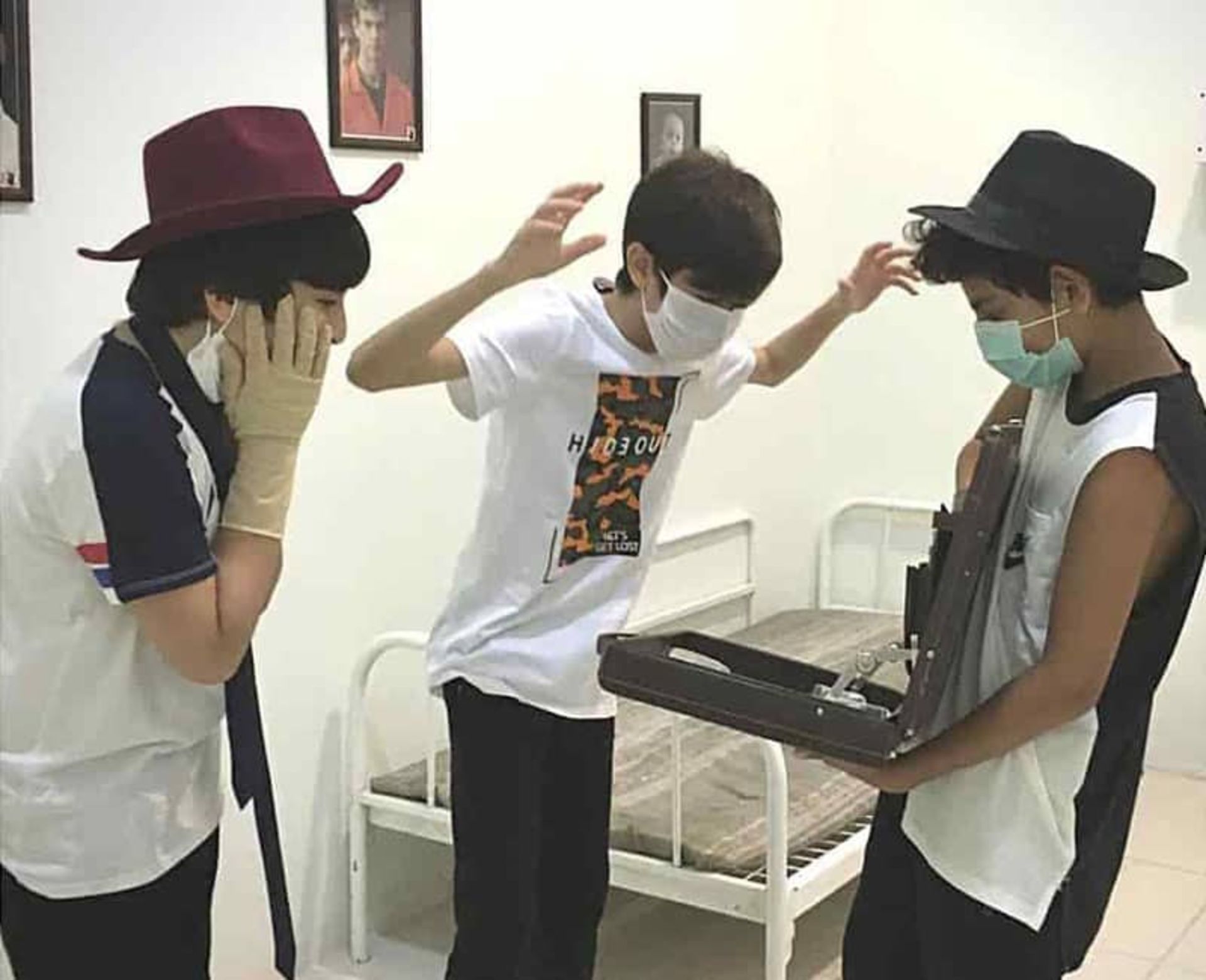 سه نوجوان در حال انجام بازی در اتاق فرار کیش