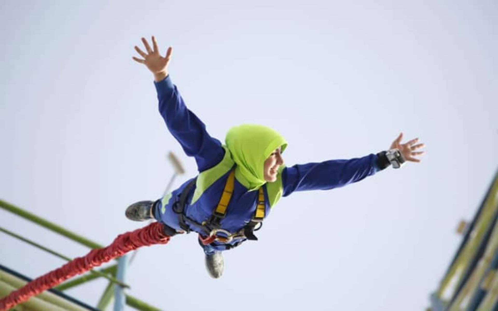 زنی در حال بانجی جامپینگ