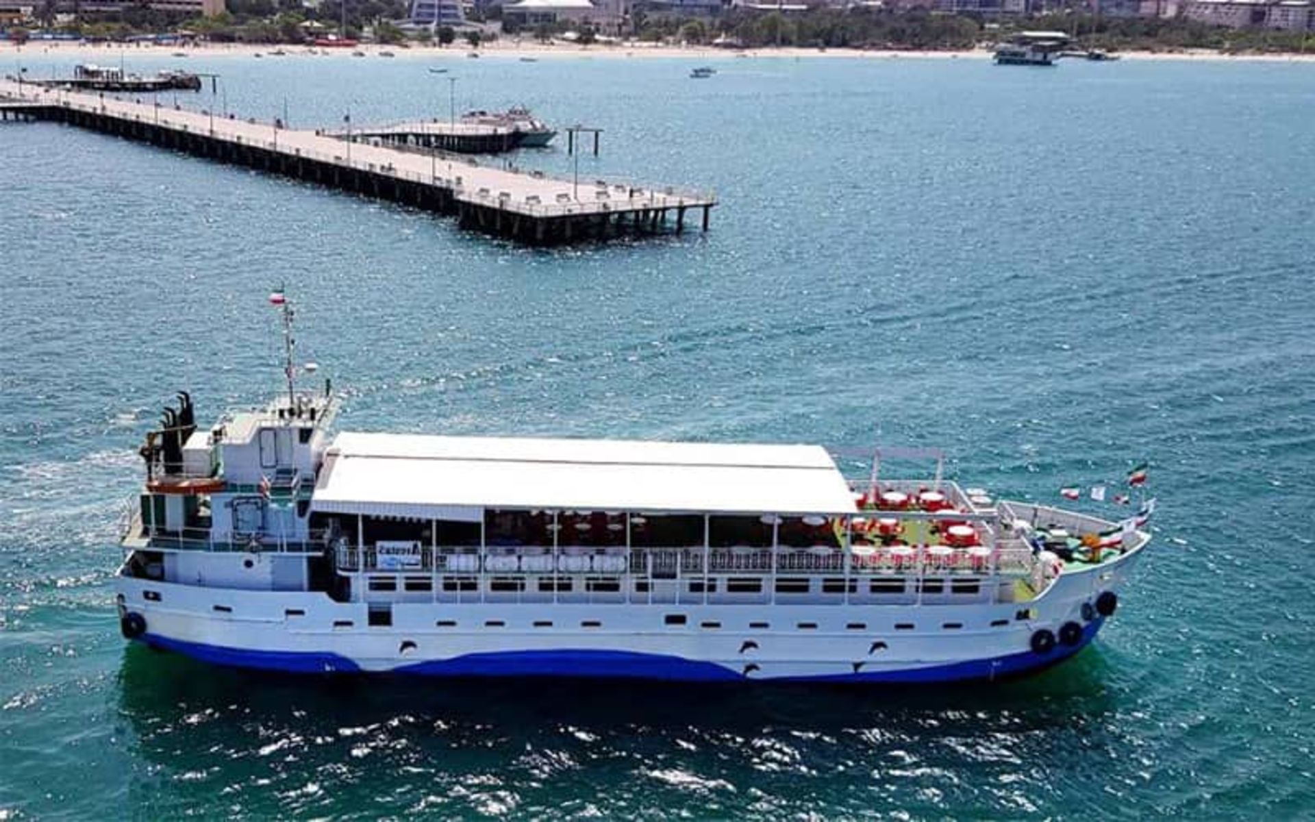 کشتی تفریحی بزرگی در نزدیکی اسکله