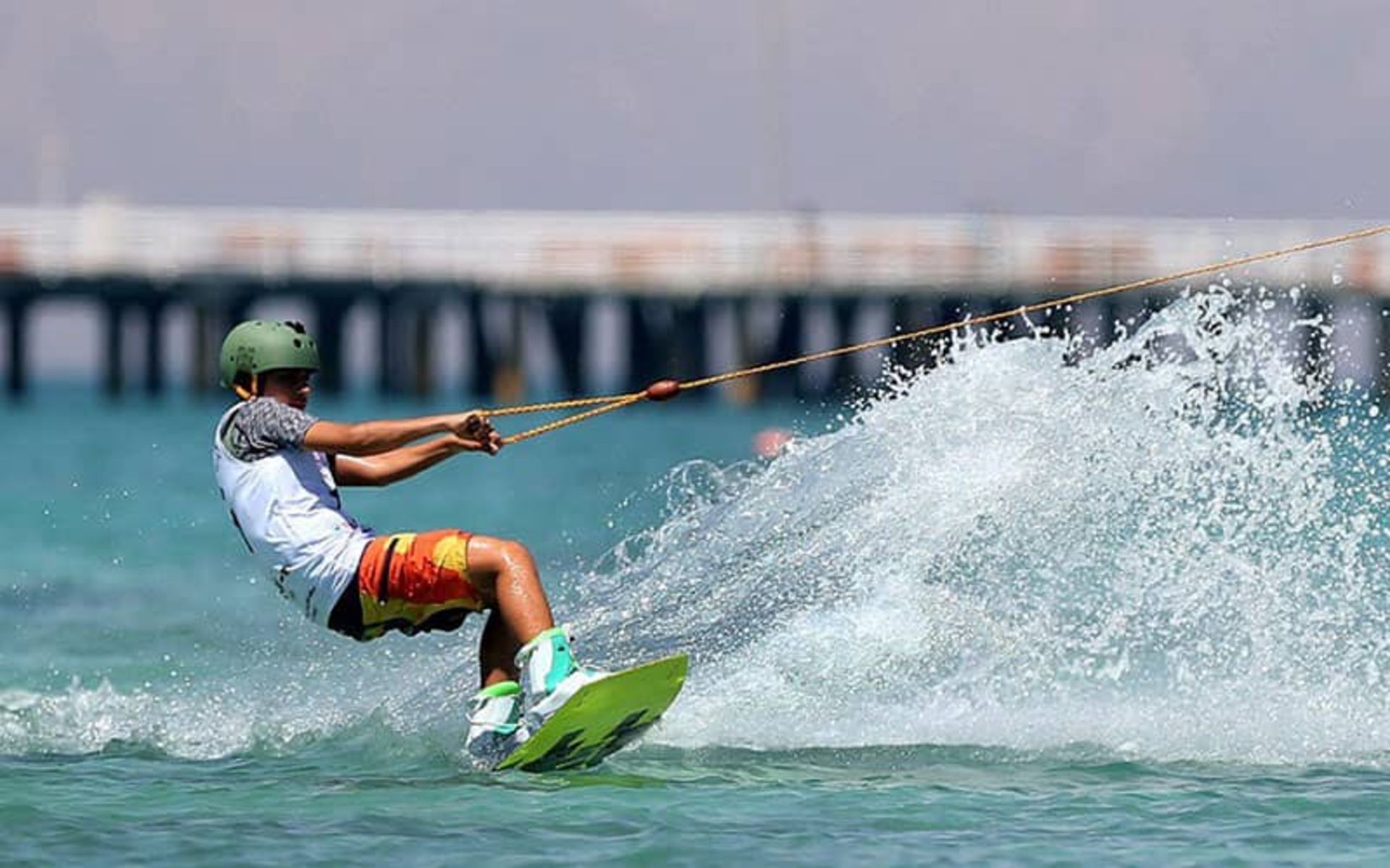 اسکی روی آب در نزدیکی اسکله