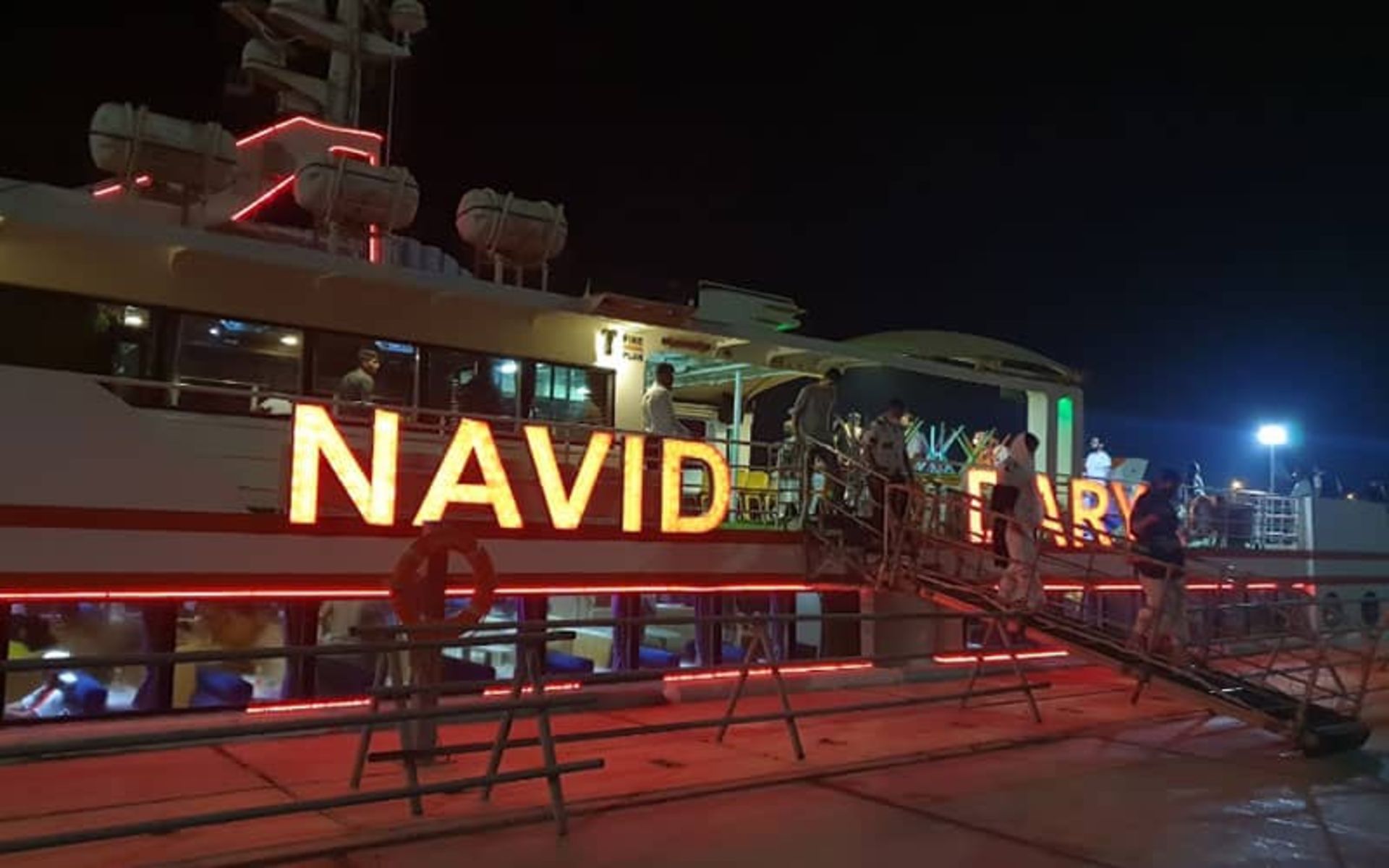 کشتی تفریحی نوید در شب