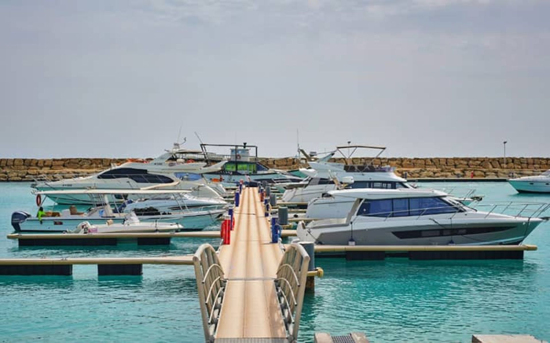 کشتی های تفریحی در اسکله