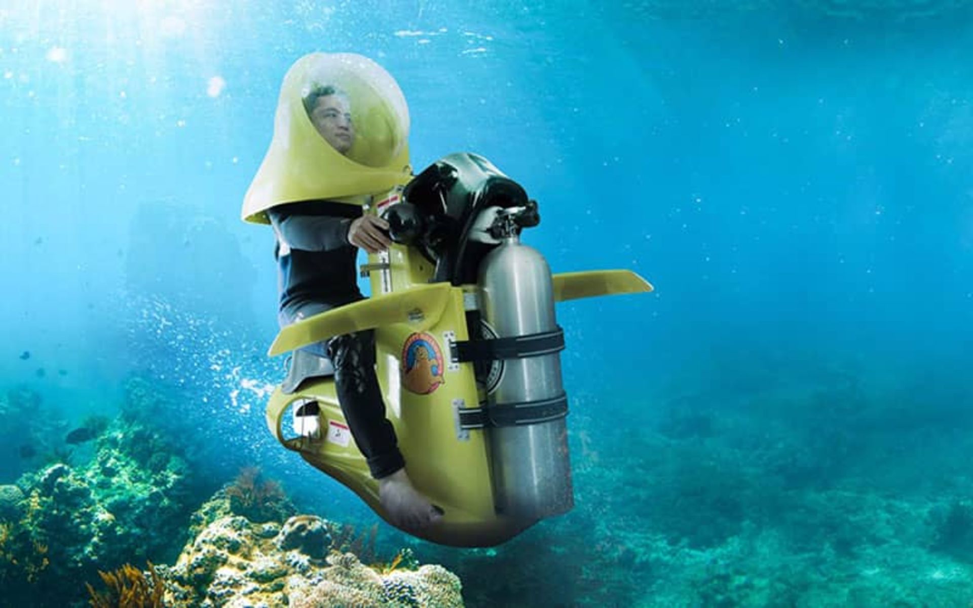 اسکوتر زیردریایی زردرنگ