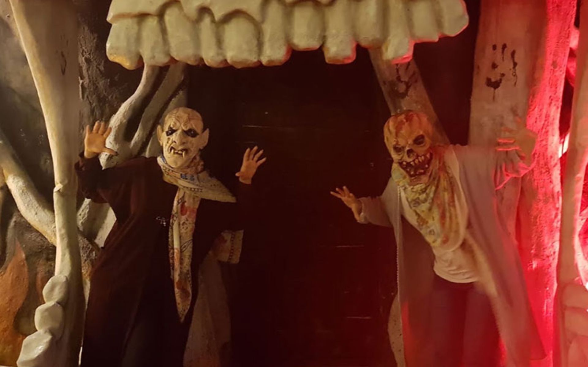 دو زن با ماسک ترسناک در دهانه یک قلعه وحشت