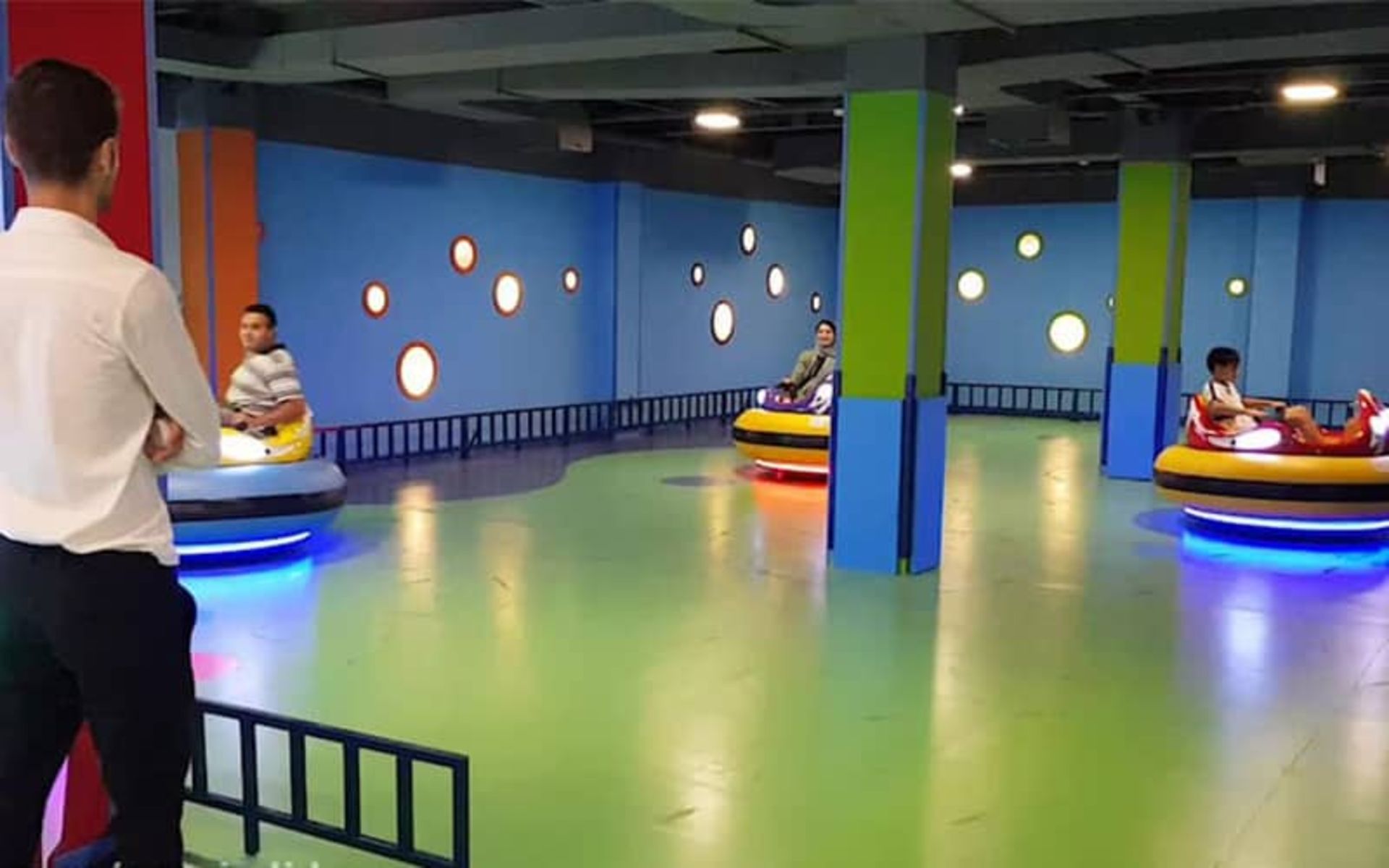 ماشین کوبنده در شهربازی سرپوشیده