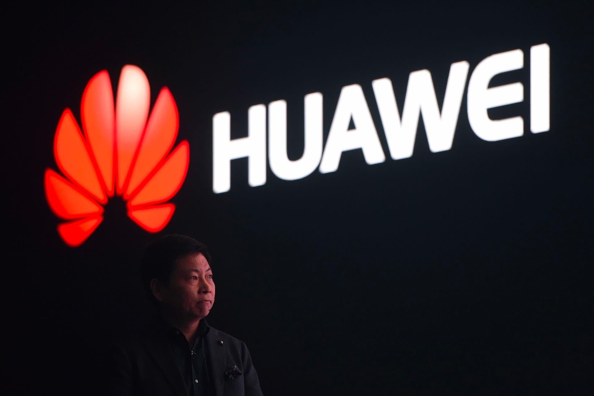 لوگو هواوی / Huawei در کنار ریچارد یو / Richard Yu مدیرعامل گروه مصرفی 