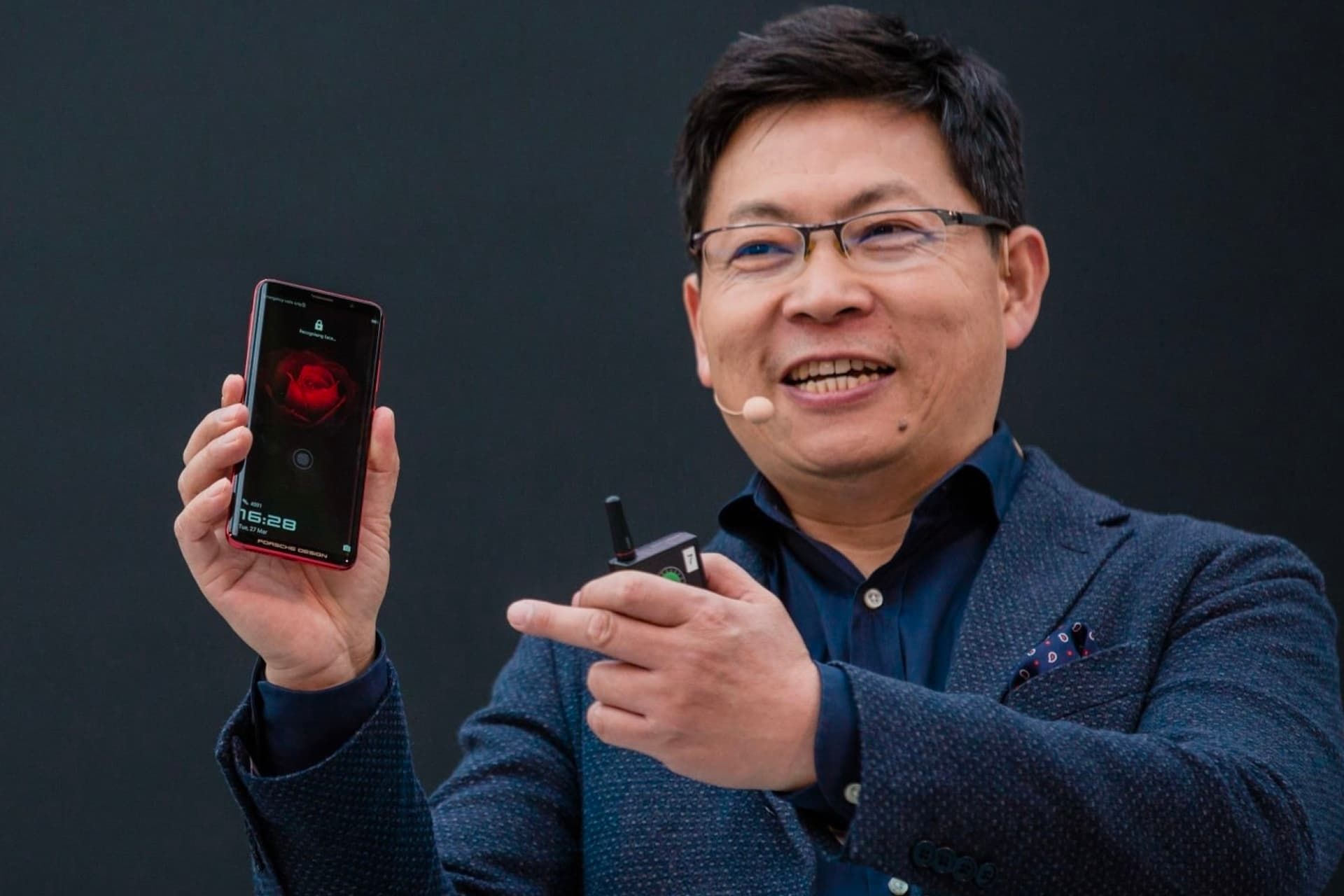 ریچارد یو / Richard Yu مدیرعامل گروه مصرفی هواوی با گوشی در دست