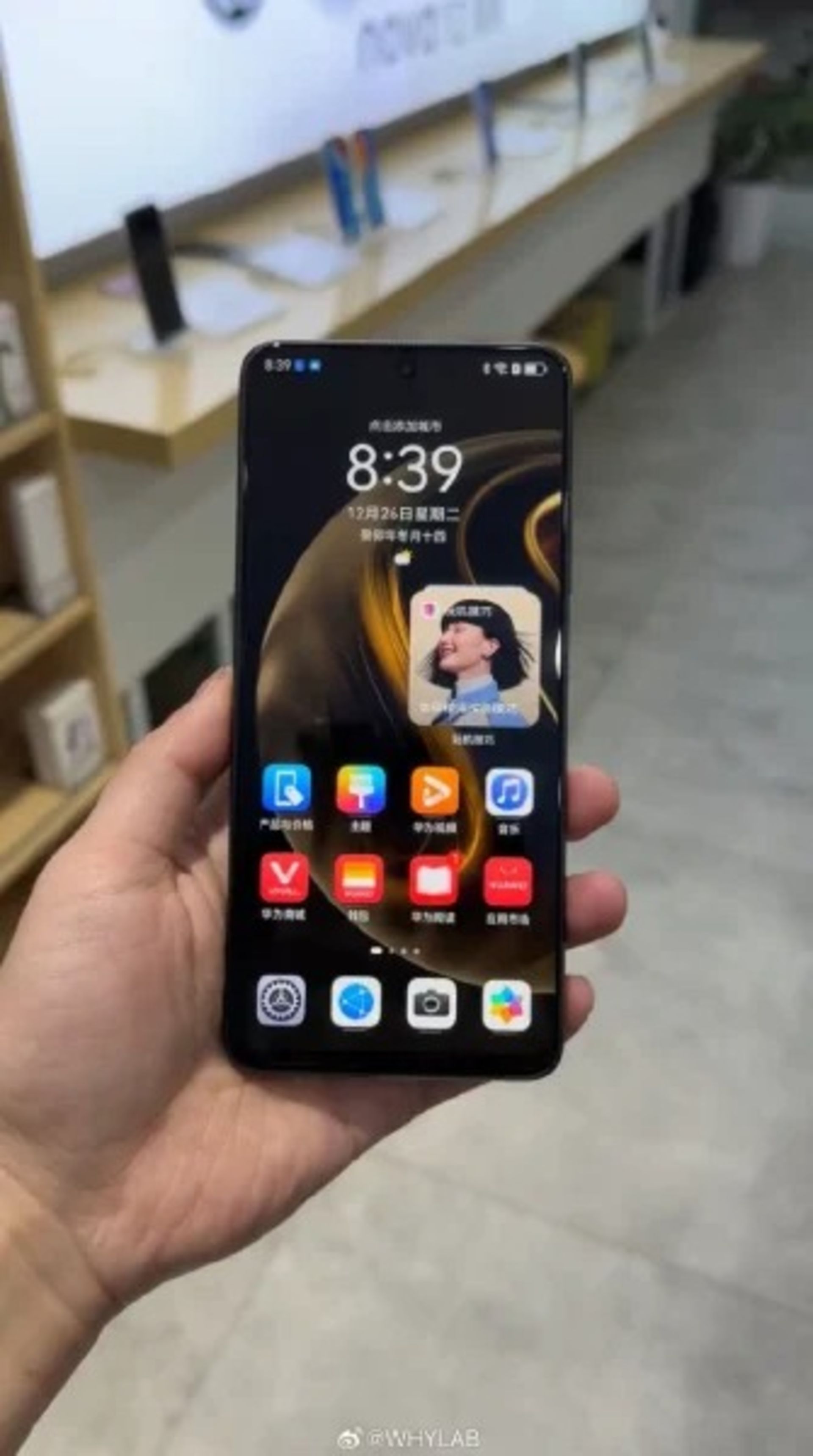 پنل جلویی گوشی هواوی در دستان یک شخص