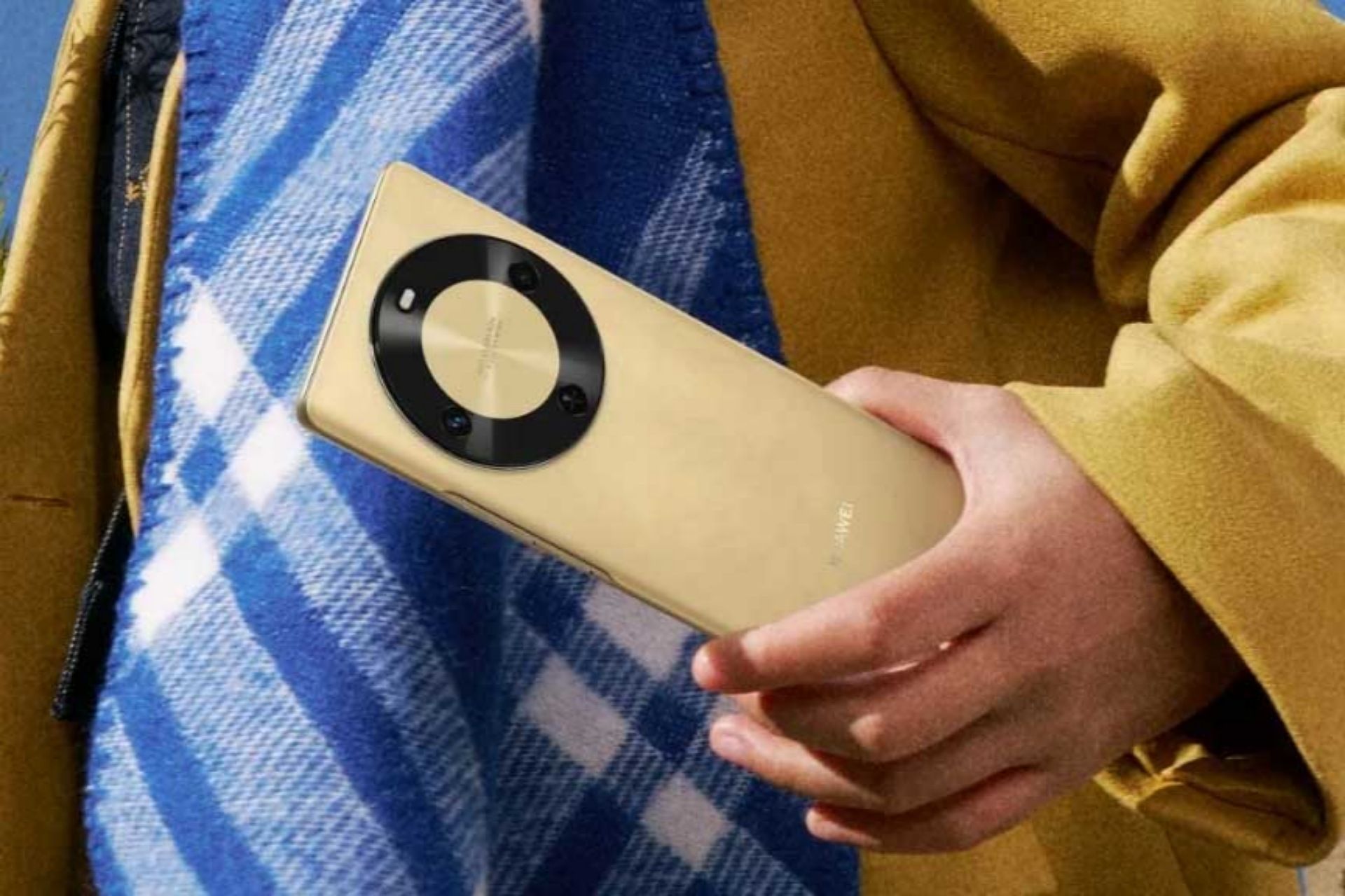 گوشی Enjoy 70X Premium هواوی در دست کاربر