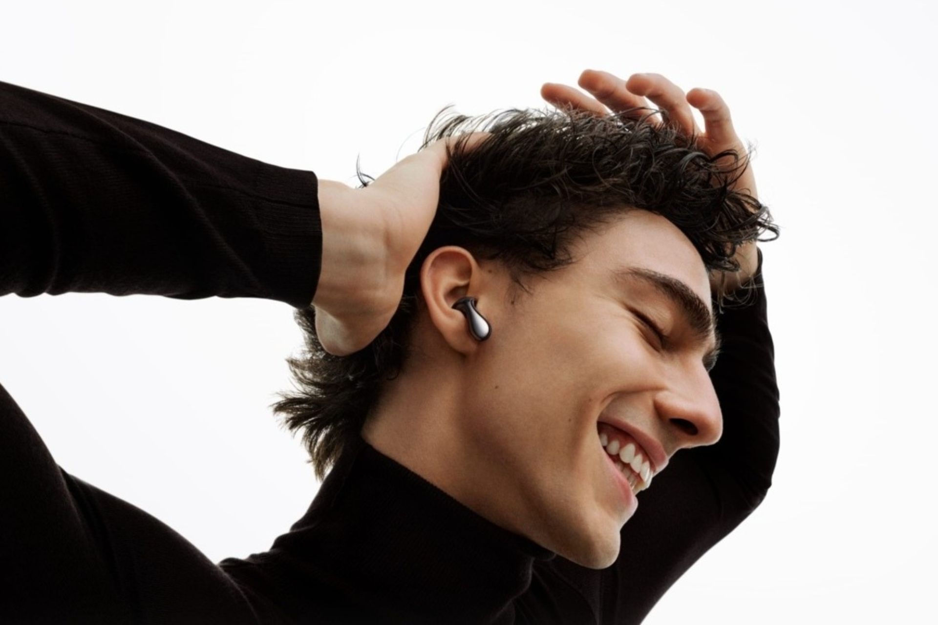 هدفون هواوی فری‌بادز ۶ در گوش یک پسر جوان