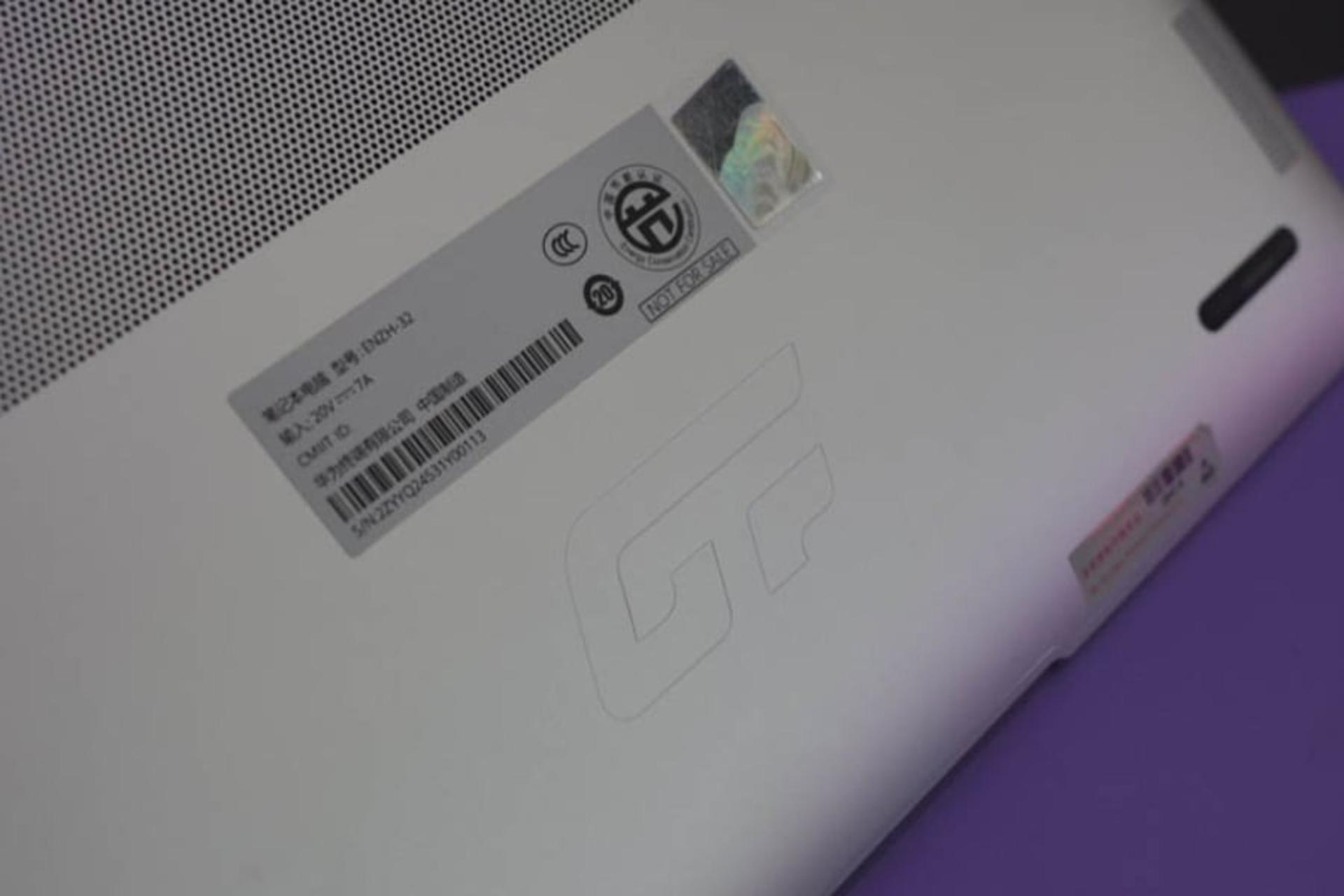لپگو GT روی قاب زیرین لپ‌تاپ هواوی میت‌بوک GT
