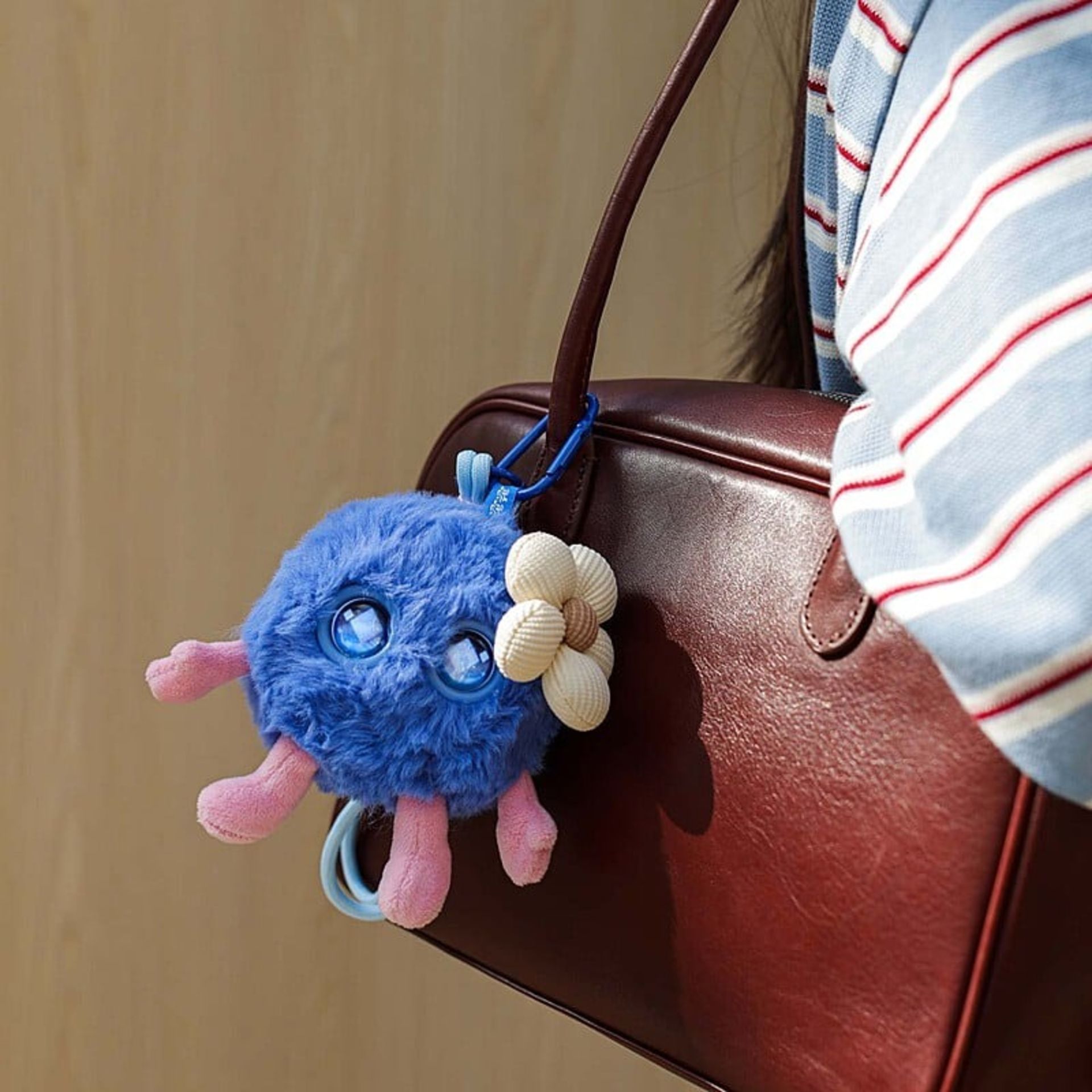 عروسک هوشمند Smart Hanhan هواوی در رنگ آبی متصل به کیف