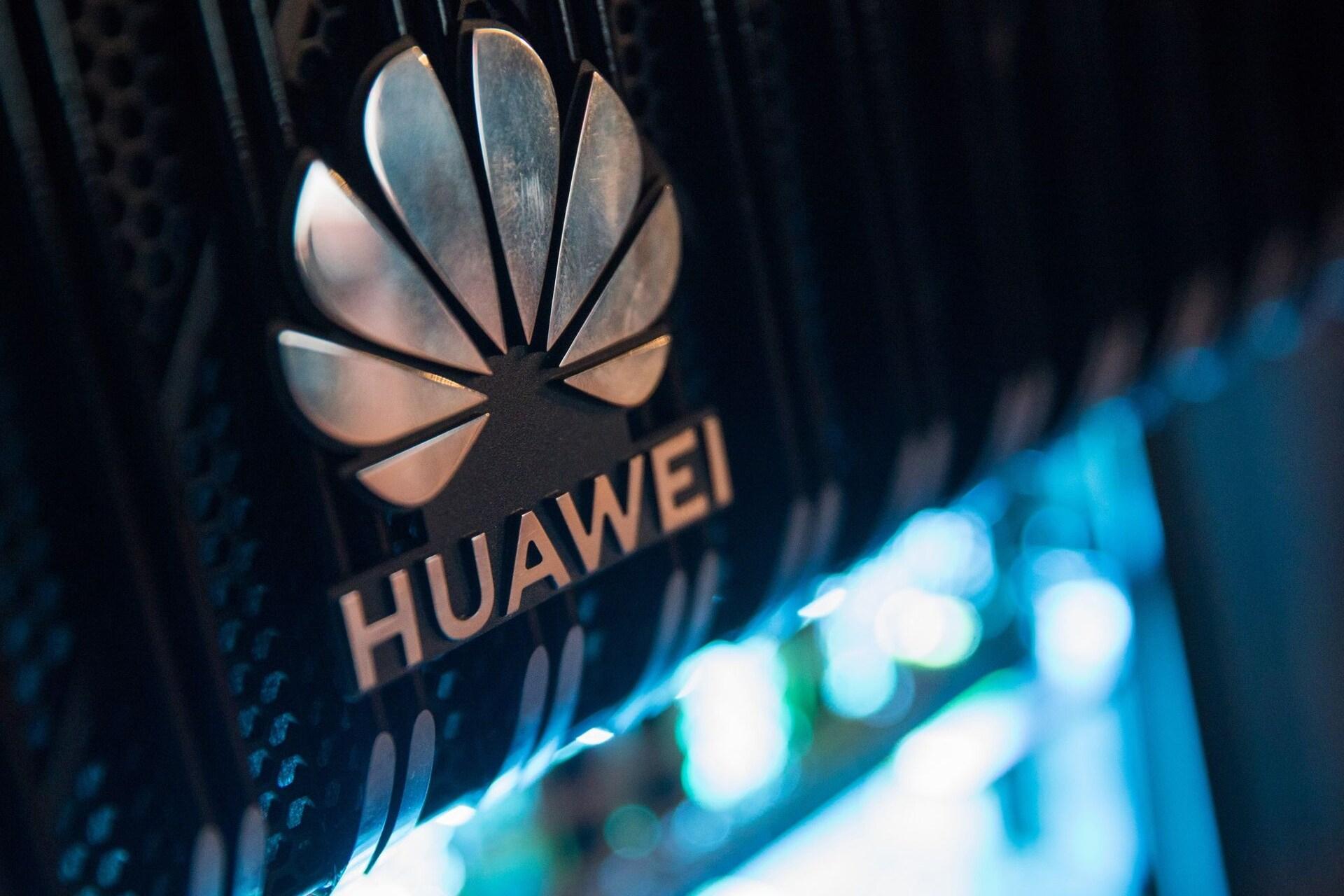 لوگو هواوی Huawei روی مودم روتر از نمای نزدیک