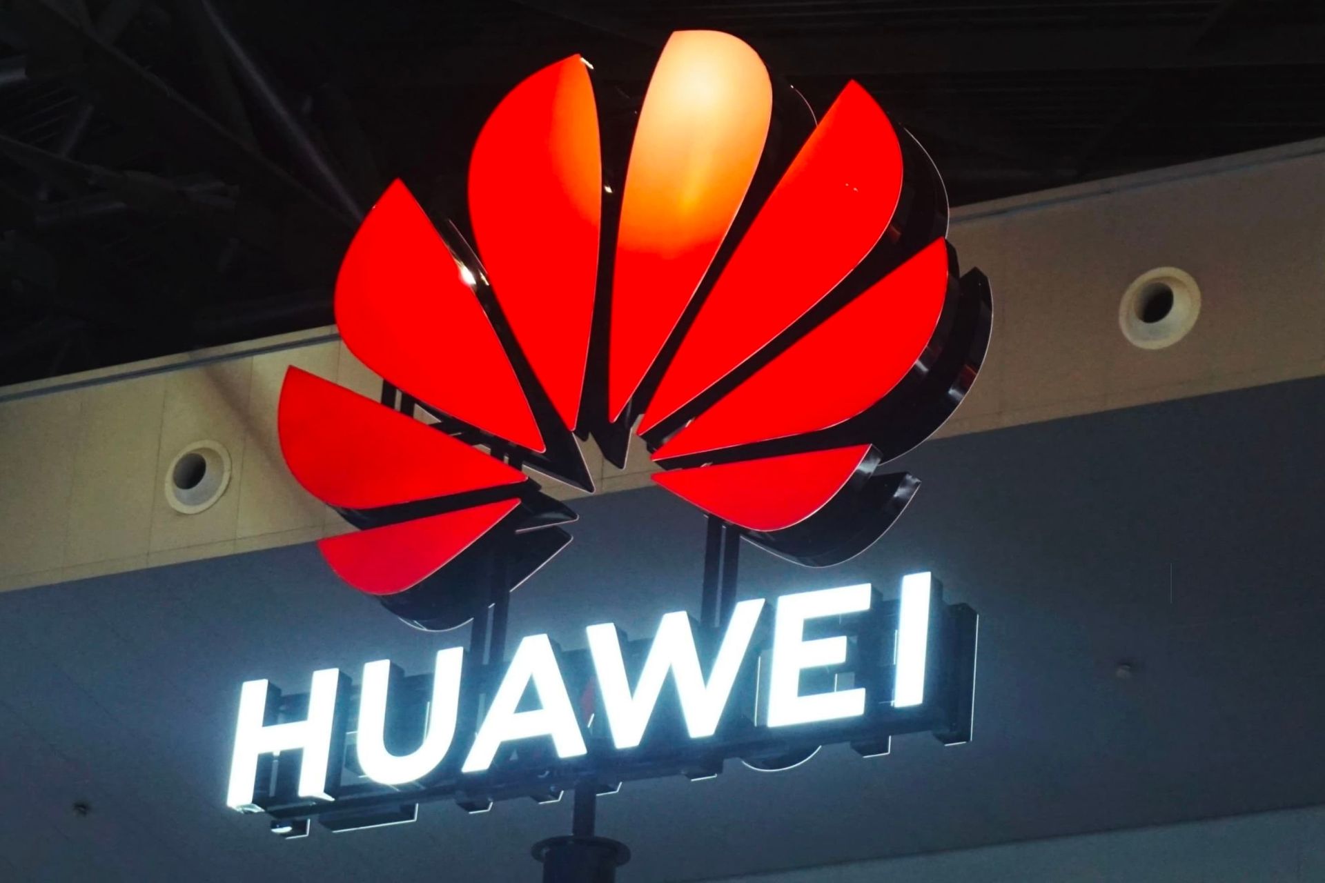 لوگو هواوی / Huawei قرمز و سفید در داخل سالن