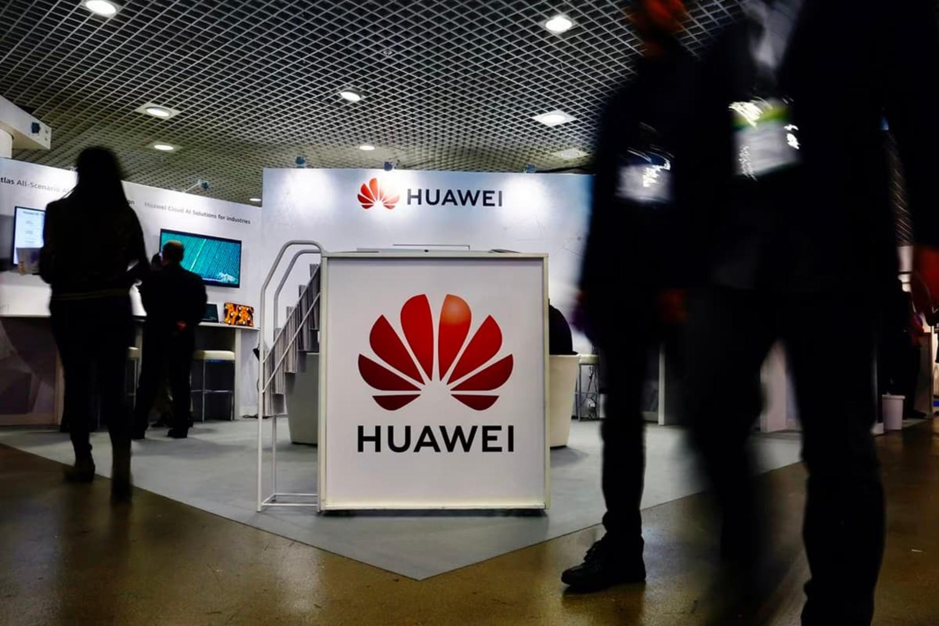 لوگو هواوی / Huawei در بین جمعیت مردم