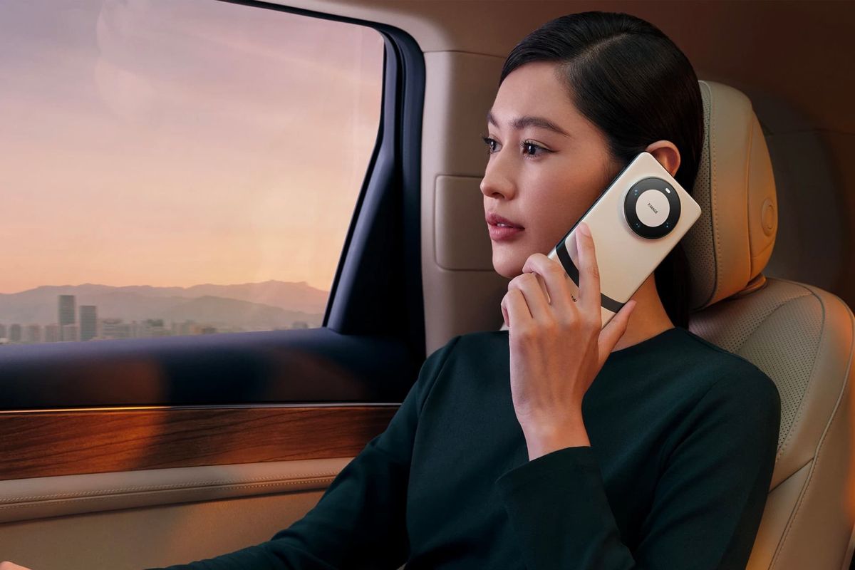 دختر چینی در حال تماس با هواوی میت ۶۰ پرو پلاس / Huawei Mate 60 Pro+