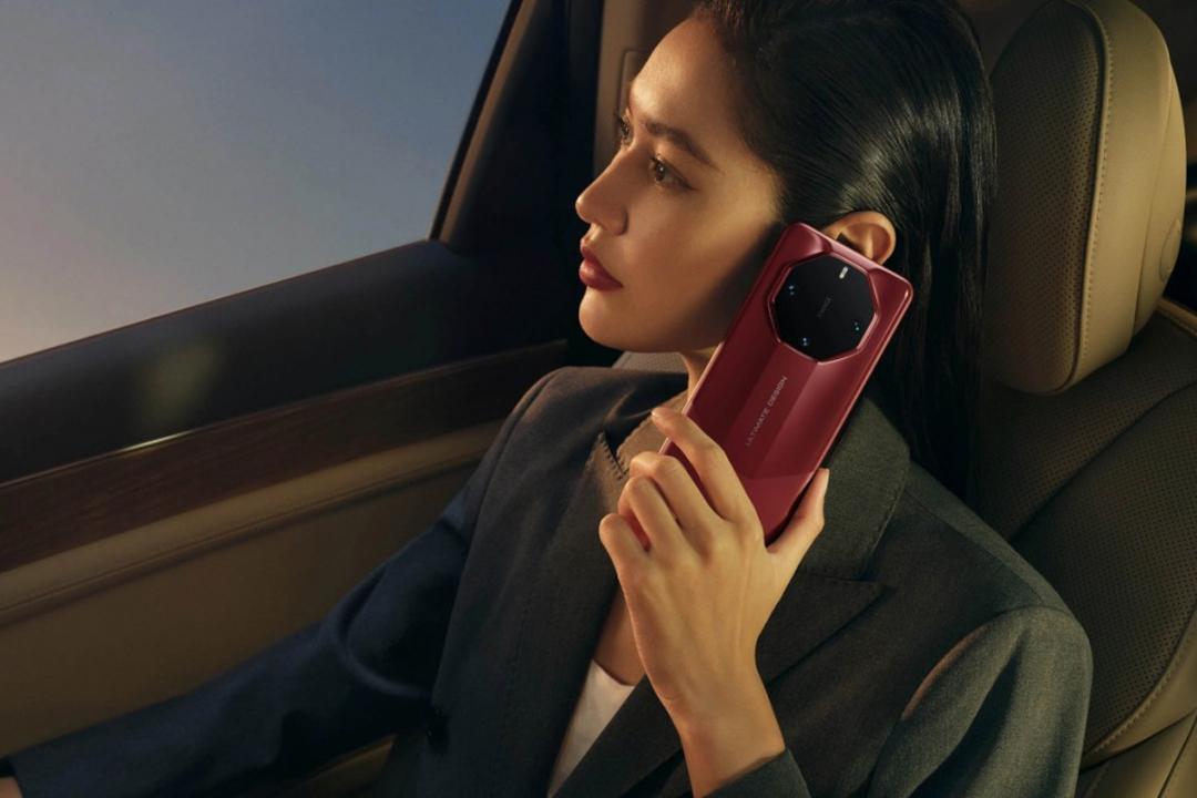 دختر چینی در حال صحبت با گوشی هواوی Mate 60 RS Ultimate Design