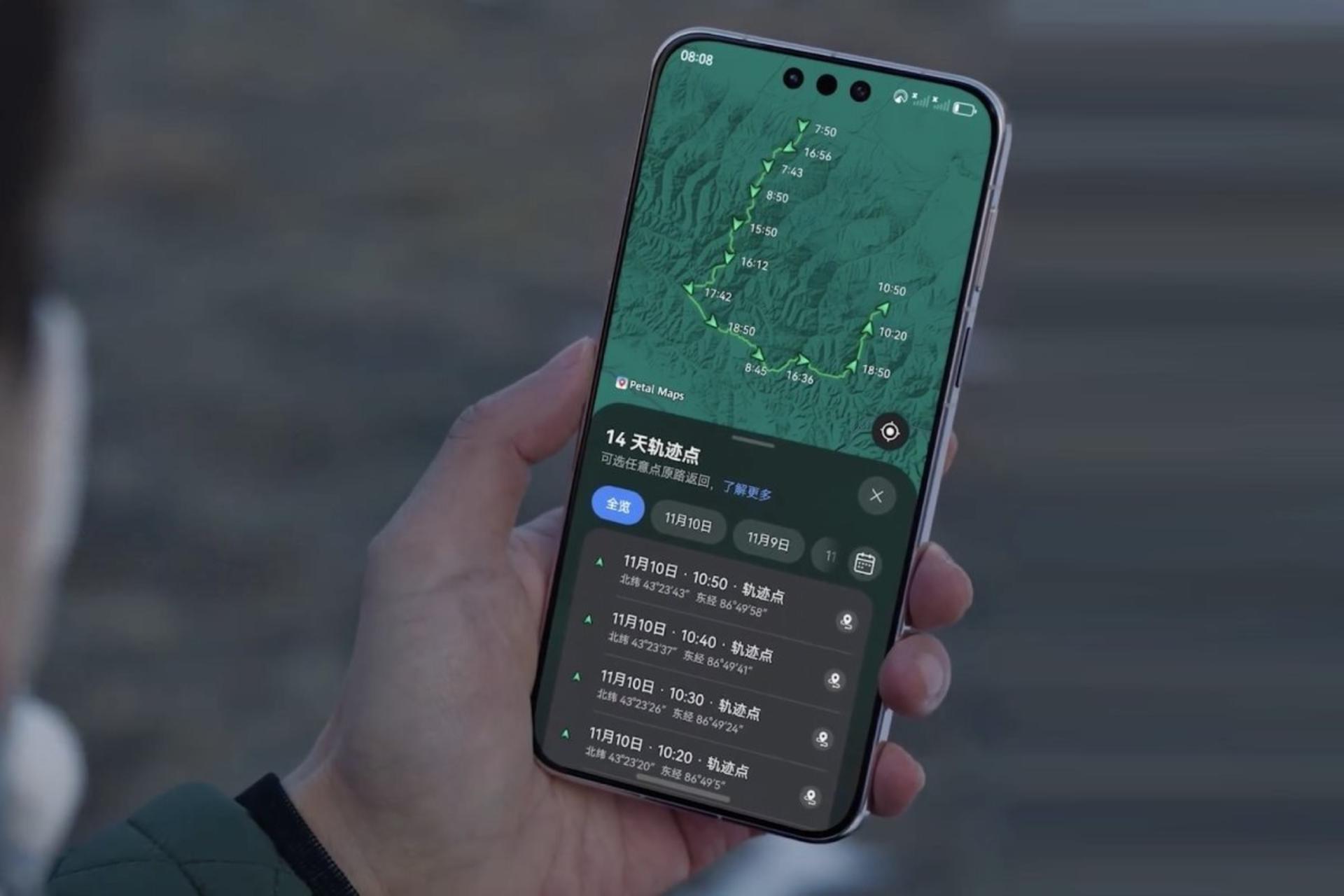 گوشی هواوی میت ۸۰ در دست