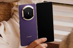 پنل پشت گوشی هواوی میت X7 در دست رنگ بنفش