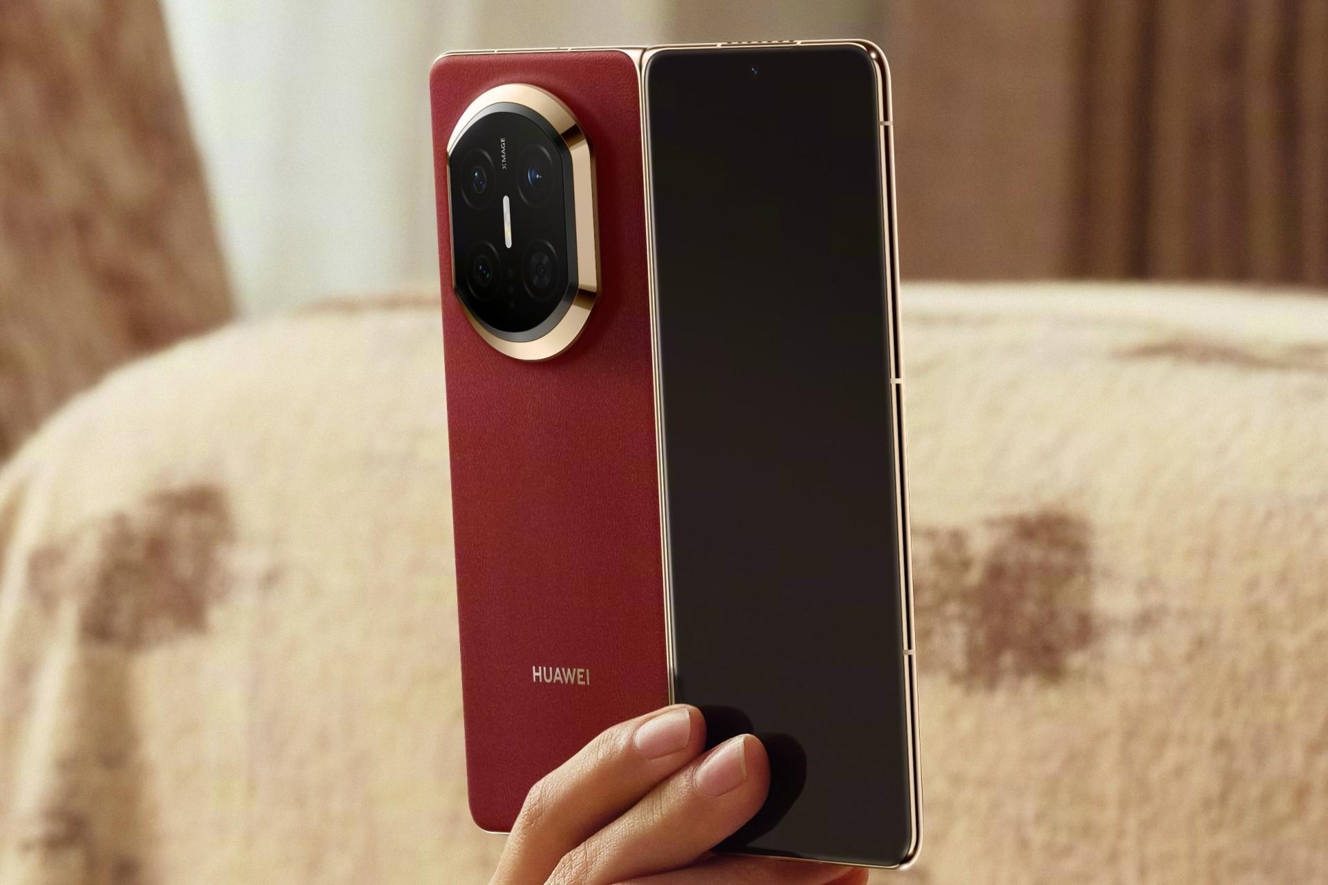 پنل پشت گوشی هواوی میت X7 در دست رنگ قرمز