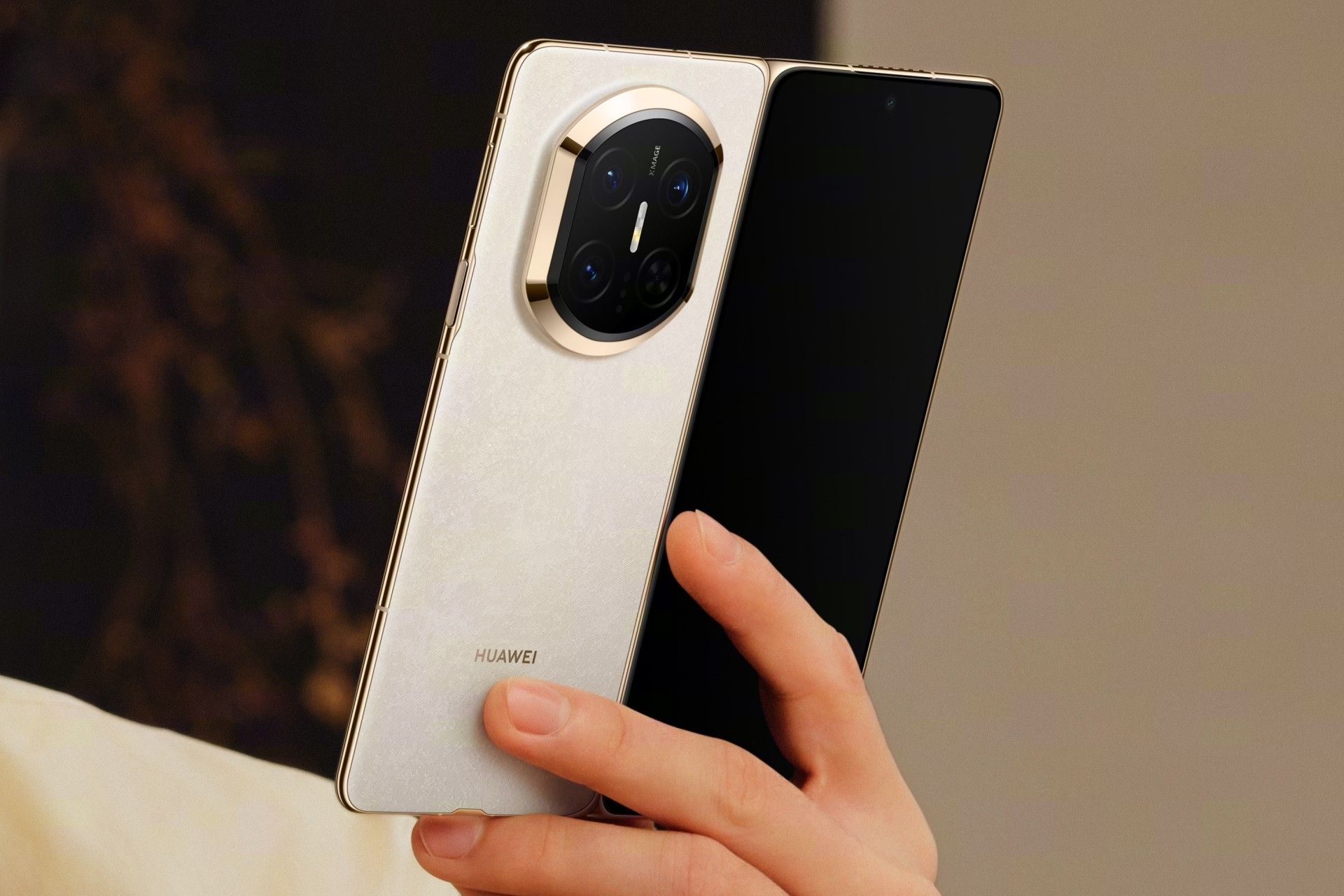 پنل پشت گوشی هواوی میت X7 در دست رنگ سفید