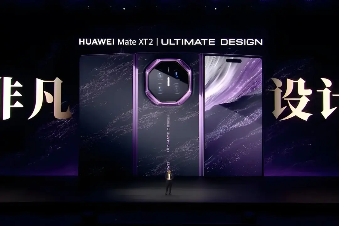 گوشی تاشو سه‌تکه هواوی (Huawei Mate XT2) با طراحی بنفش و ستاره‌ای