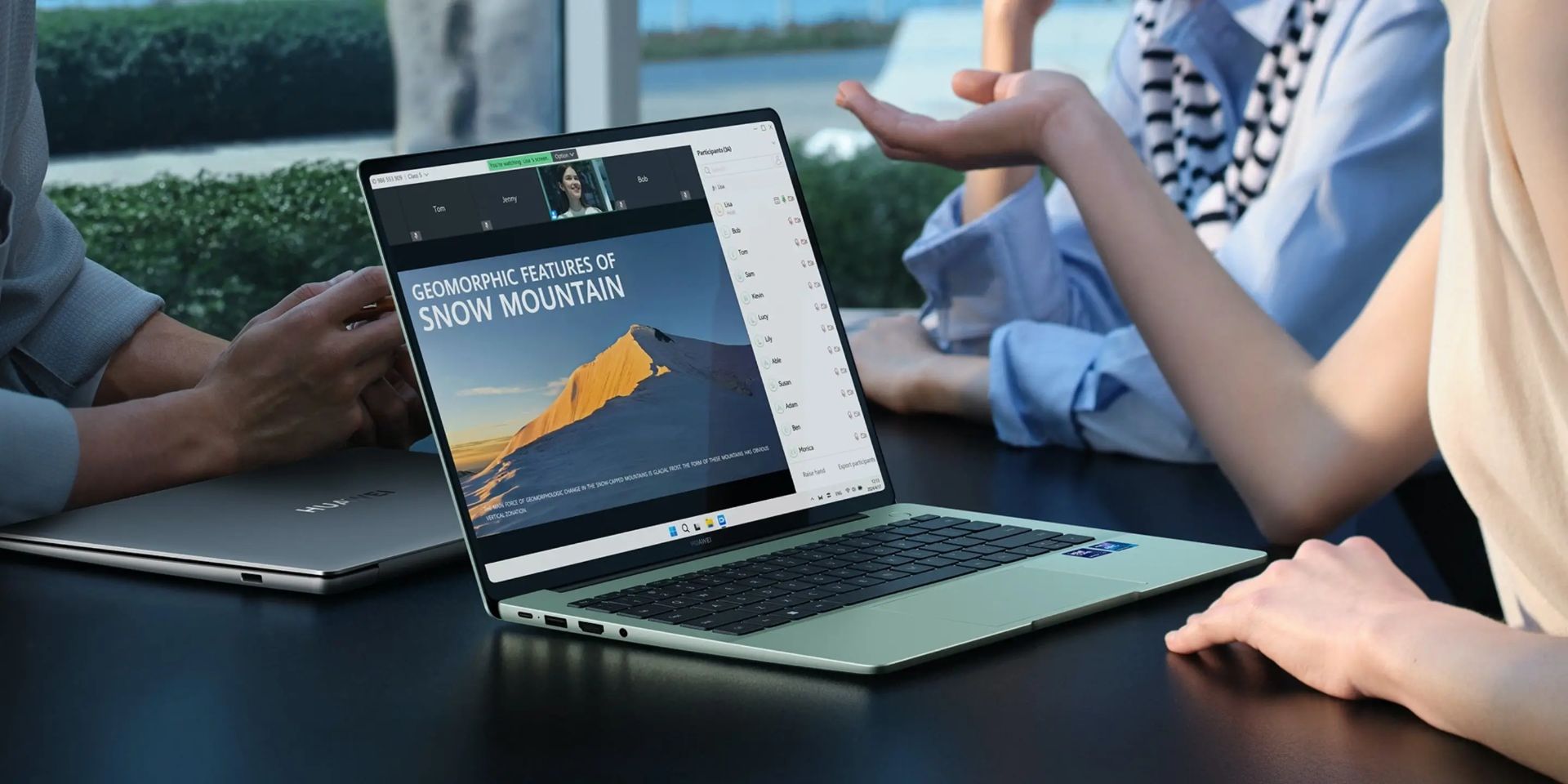 لپ تاپ میت بوک ۱۴ هواوی سبز روی میز 