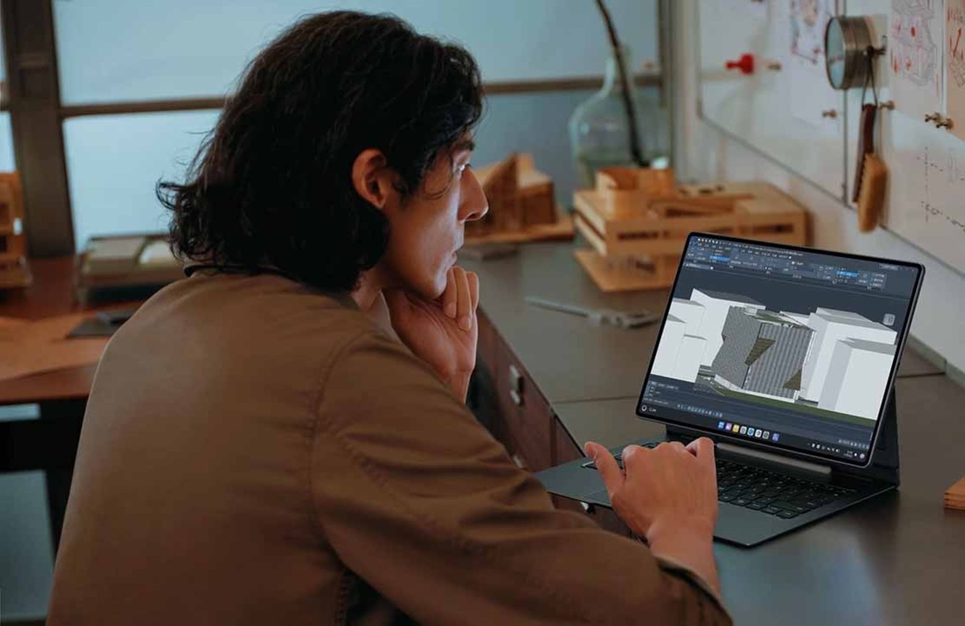 شخصی در حال کار با هواوی میت‌پد اج پشت میز