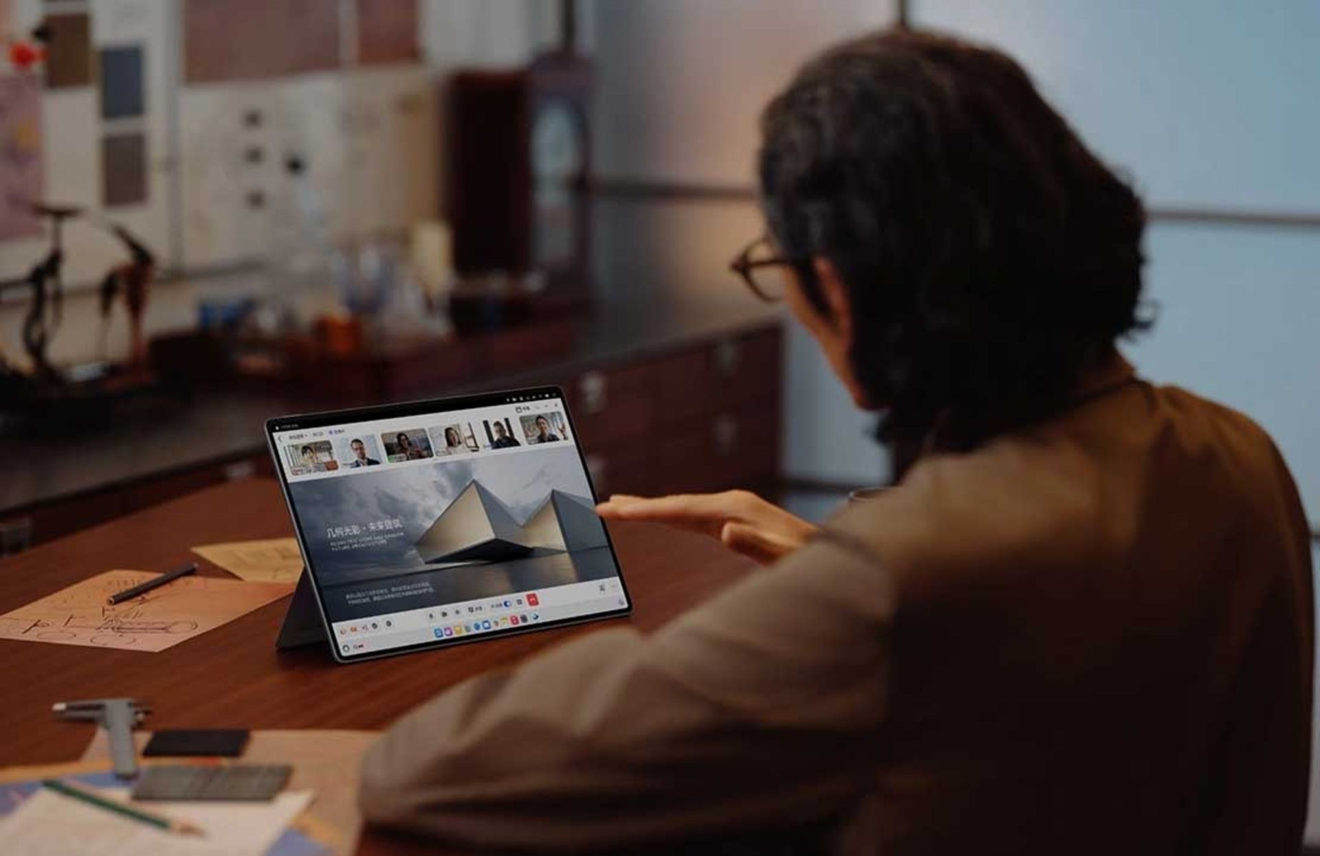 شخصی در حال کار با هواوی میت‌پد اج پشت میز
