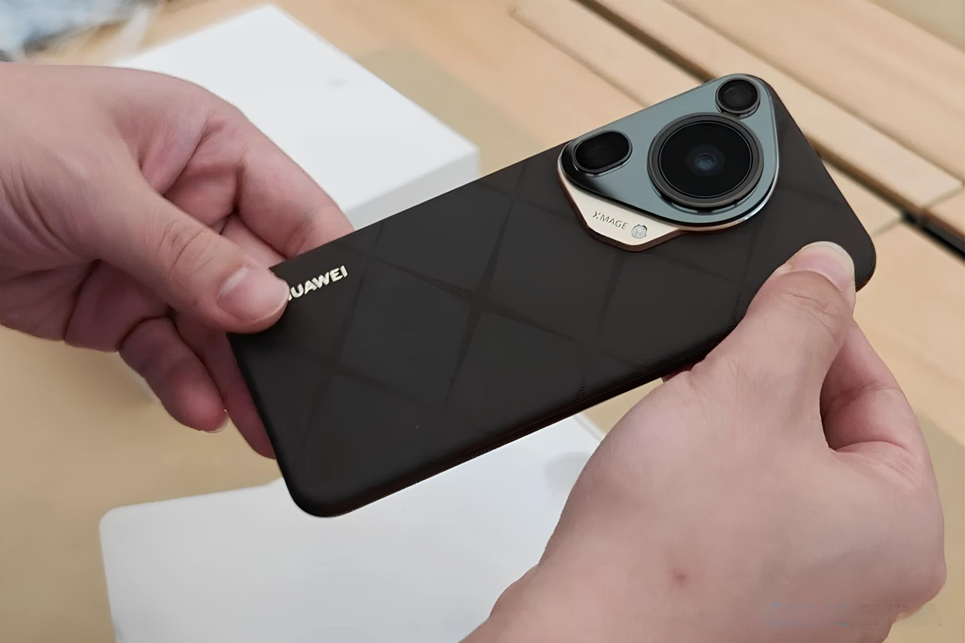 پنل پشتی گوشی هواوی پورا ۷۰ اولترا رنگ قهوه‌ای در دستان یک کاربر