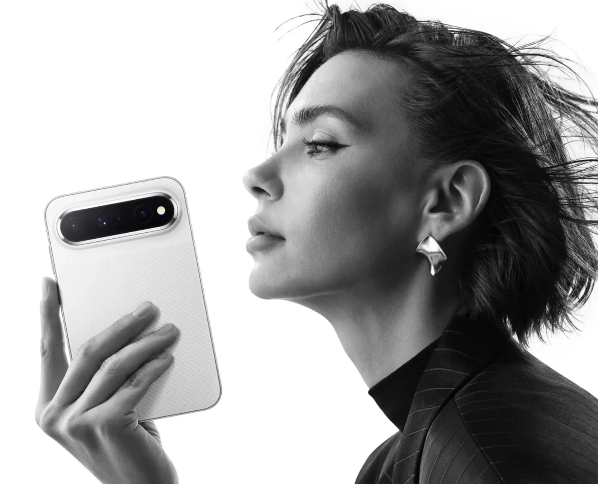 گوشی هوشمند هواوی (Huawei) Pura X View در دست یک زن
