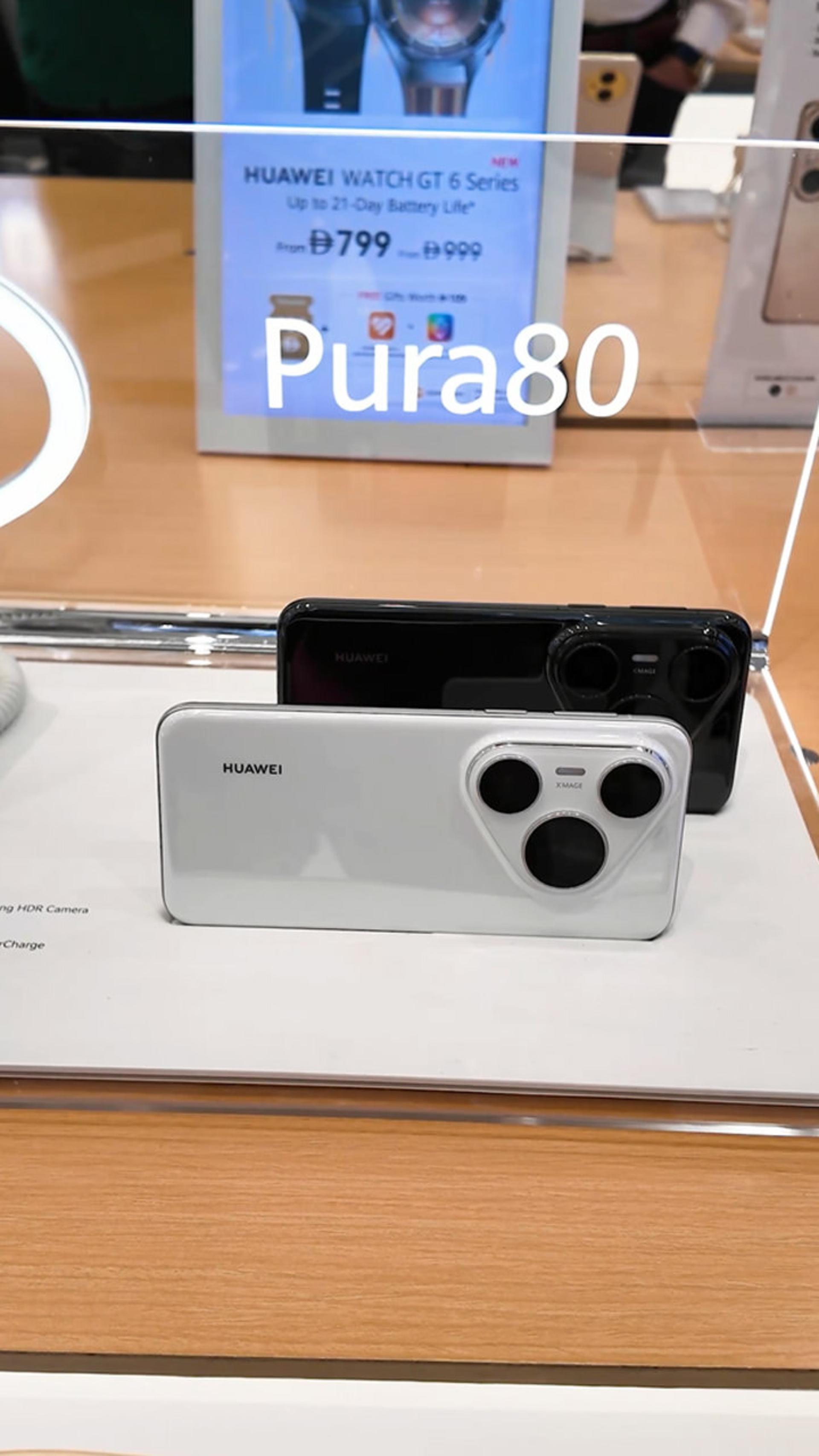 گوشی هواوی Pura 80 در رنگ مشکی و سفید