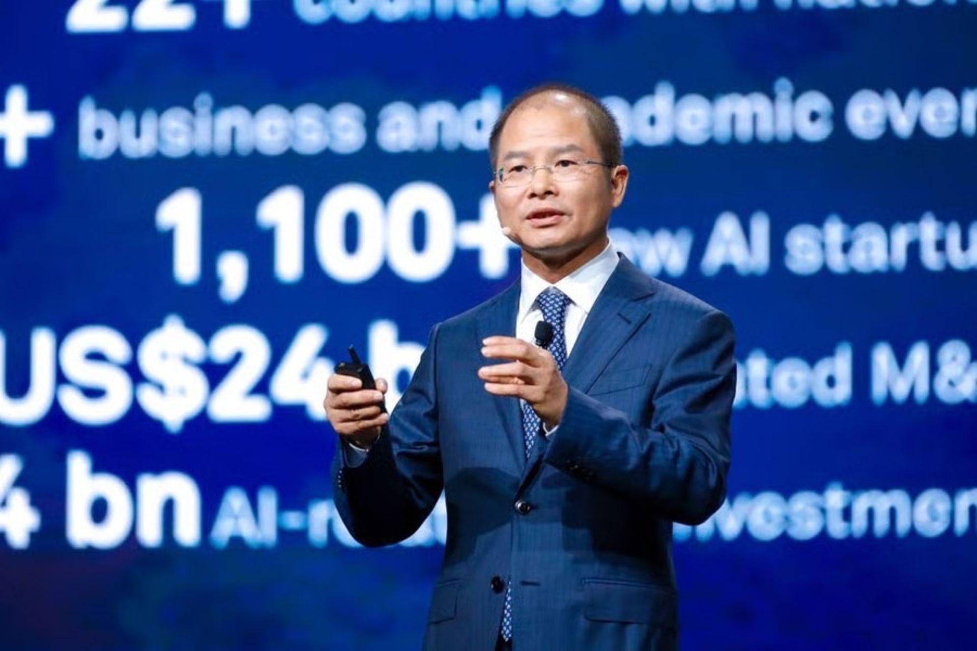 مرد آسیایی با کت‌وشلوار در حال کنفرانس