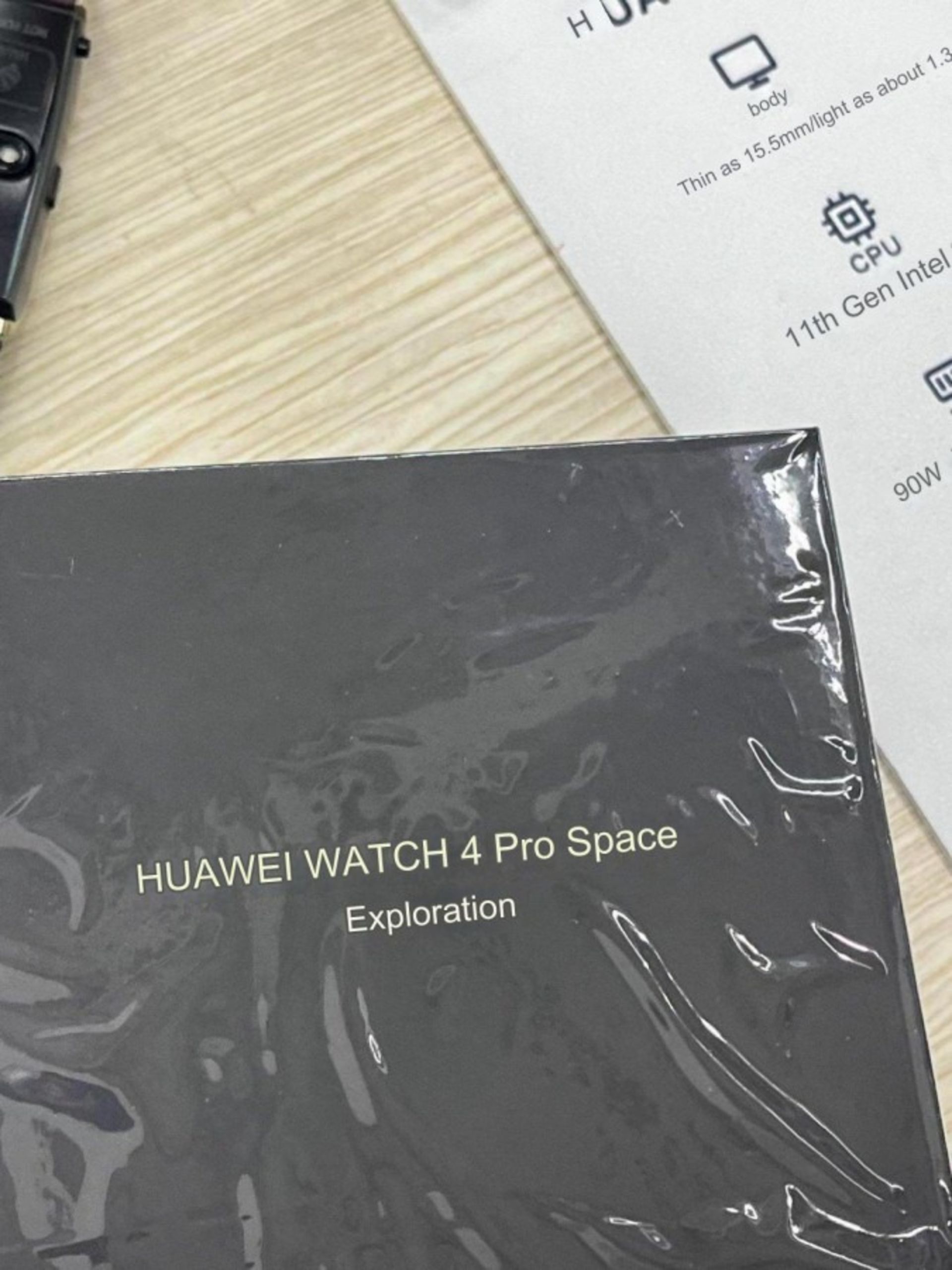 جعبه و کاور ساعت هوشمند هواوی واچ ۴ پرو Exploration Edition در دستان یک کاربر