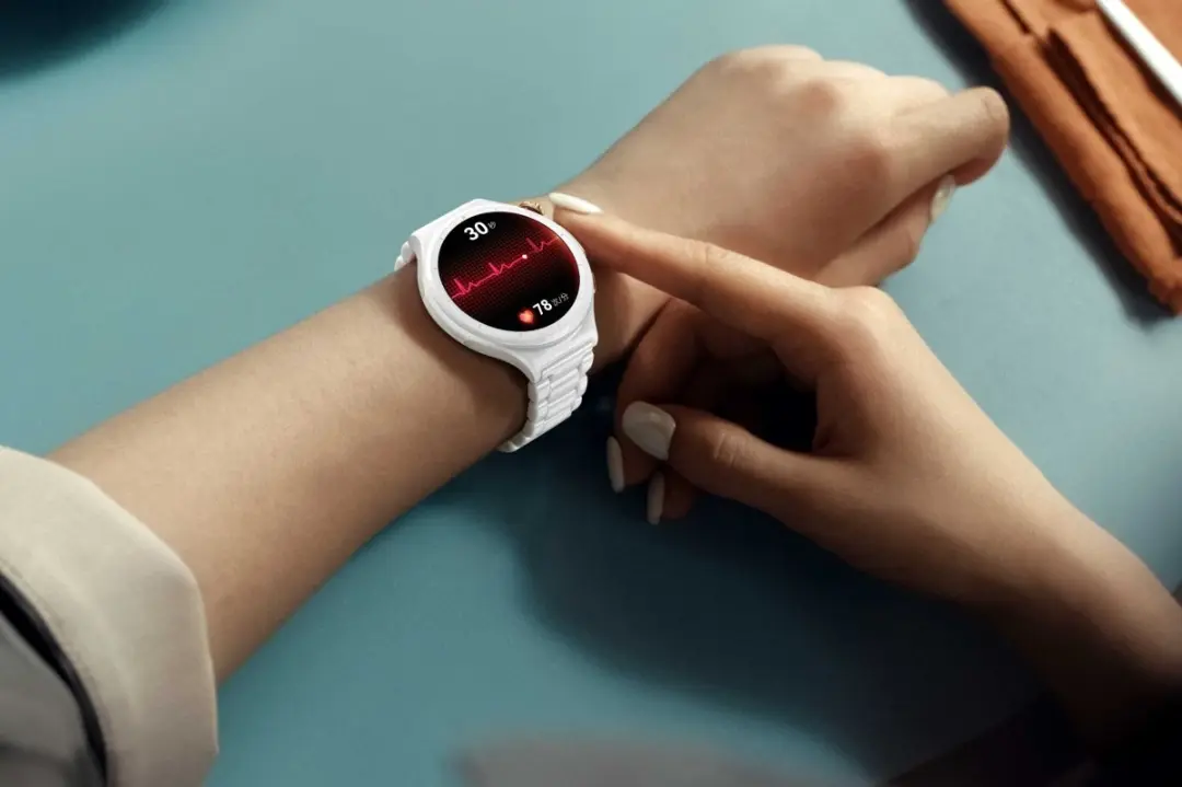 ساعت هوشمند هواوی (Huawei Watch) با نمایش نمودار ضربان قلب روی صفحه نمایش