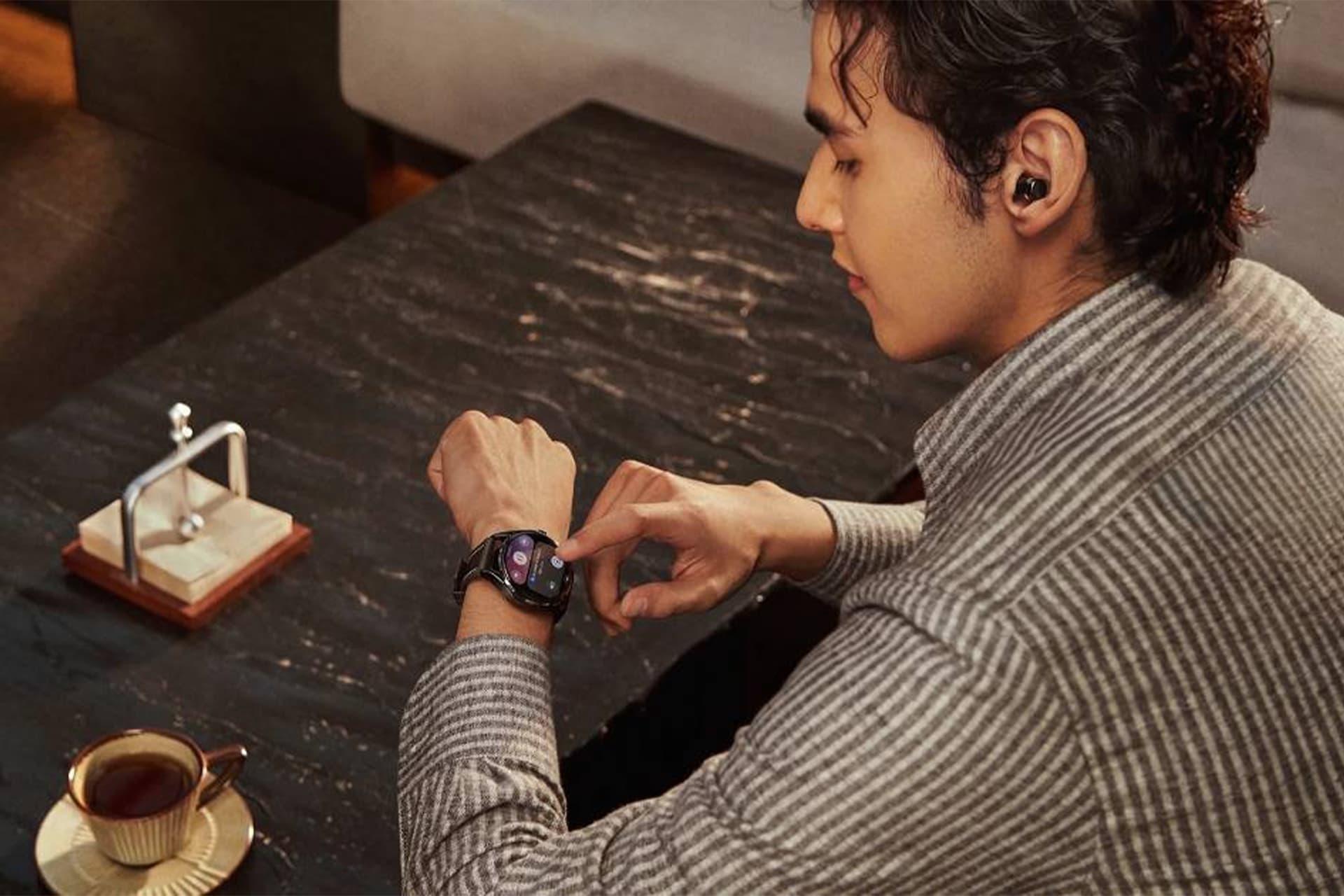 نمایشگر ساعت هوشمند هواوی واچ بادز ۲ روی مچ دست یک فرد جوان