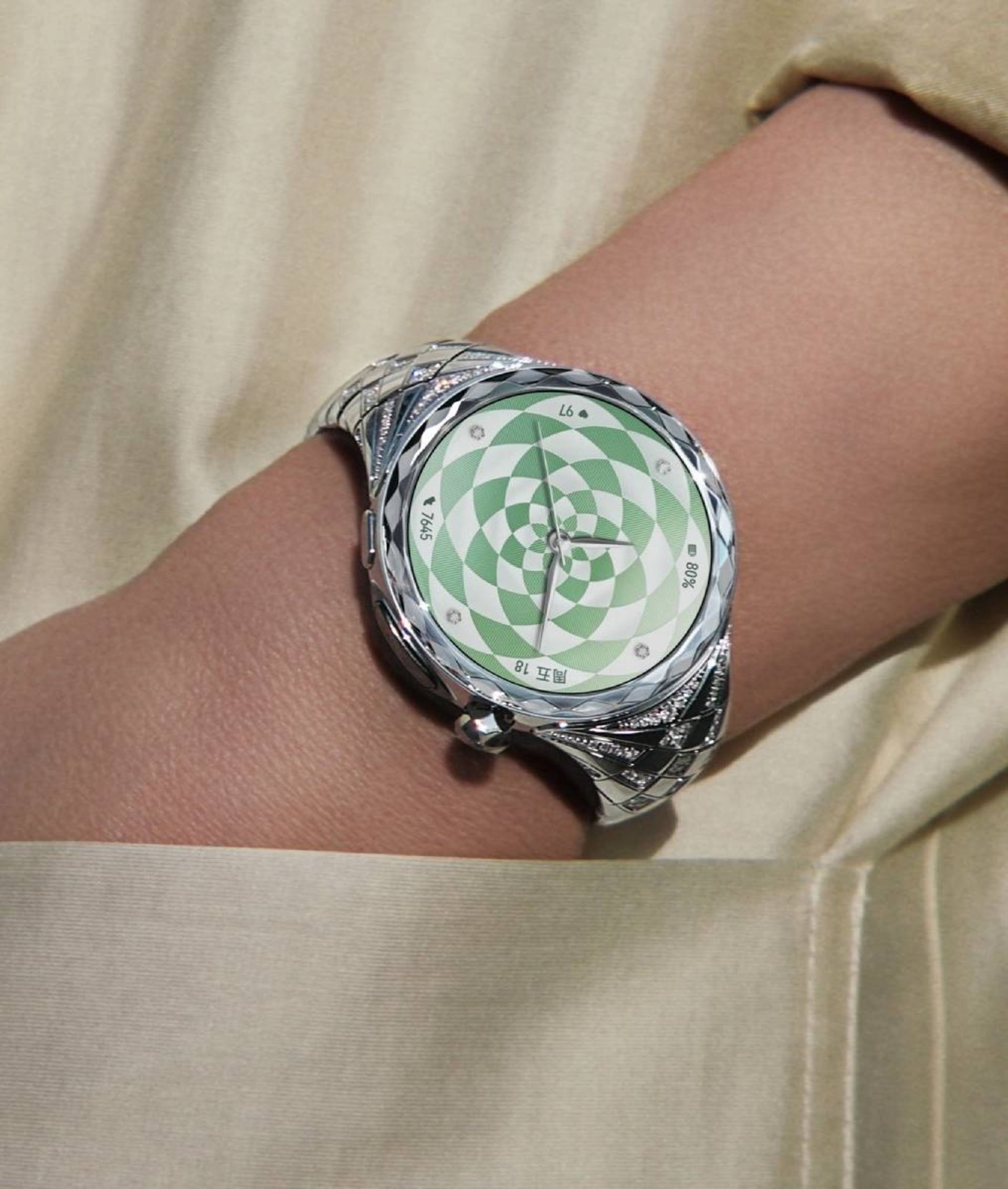 نمای جلو ساعت هوشمند هواوی واچ آلتیمیت استار دایموند ادیشن روی مچ دست