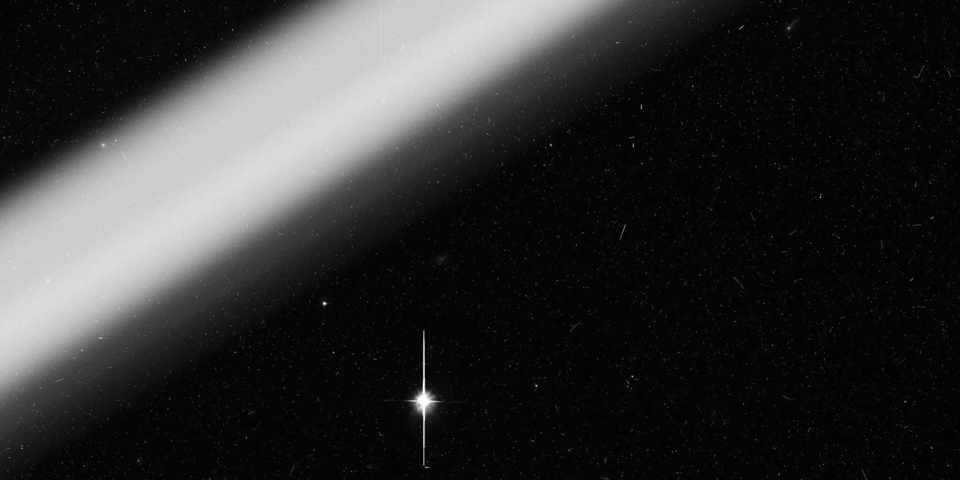 رد نزدیک و روشن و خارج از فوکوس ماهواره در تصویر تلسکوپ هابل