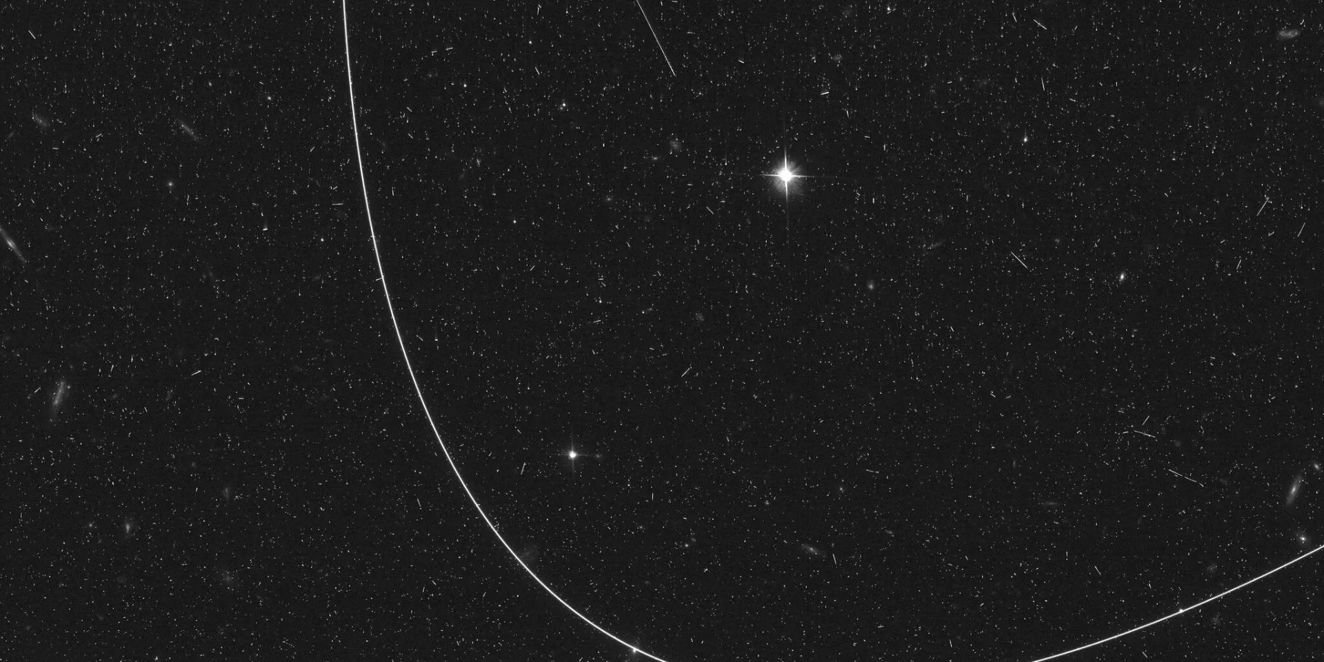 رد منحنی ماهواره در تصویر تلسکوپ هابل