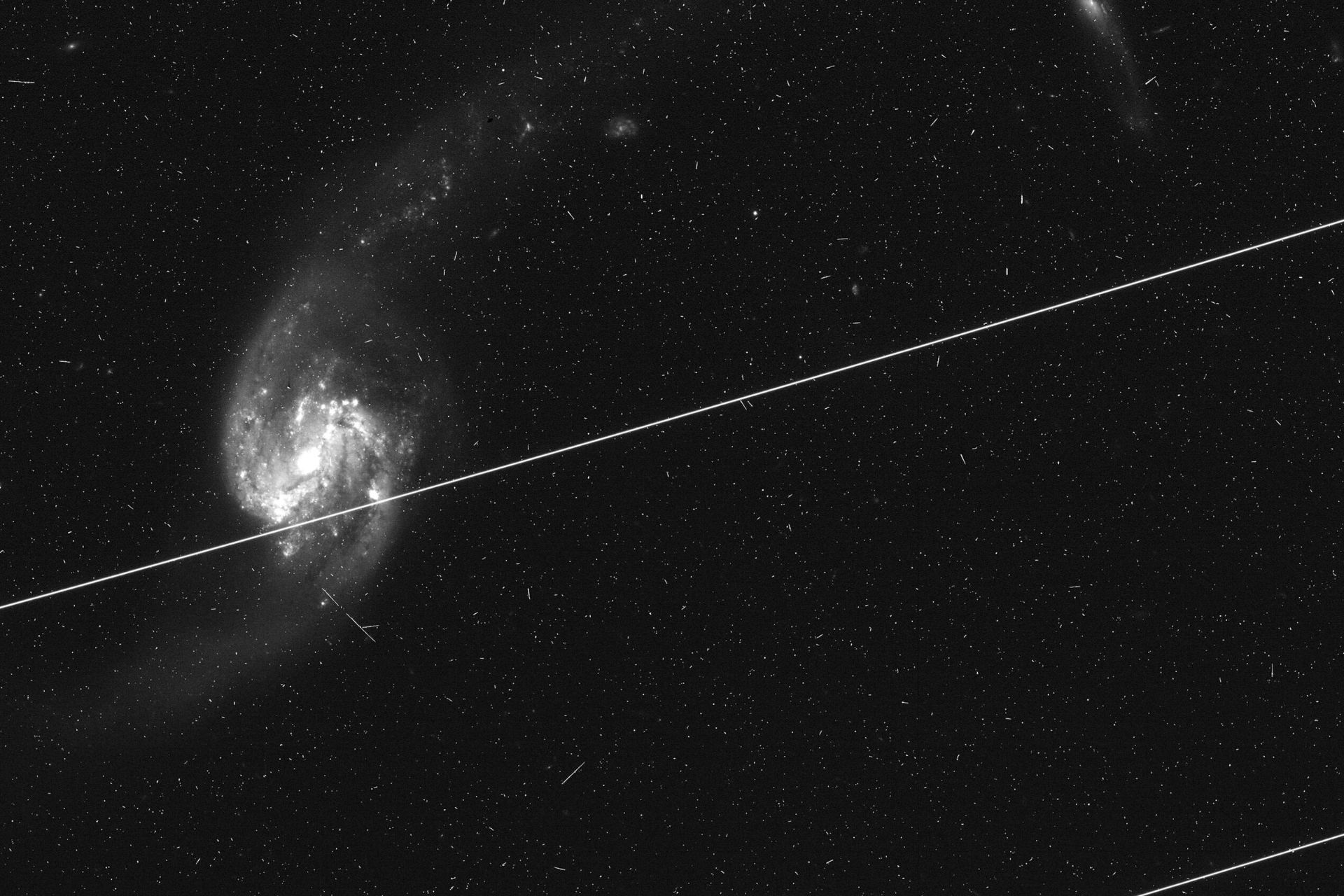 رد ماهواره در تصویر تلسکوپ فضایی هابل