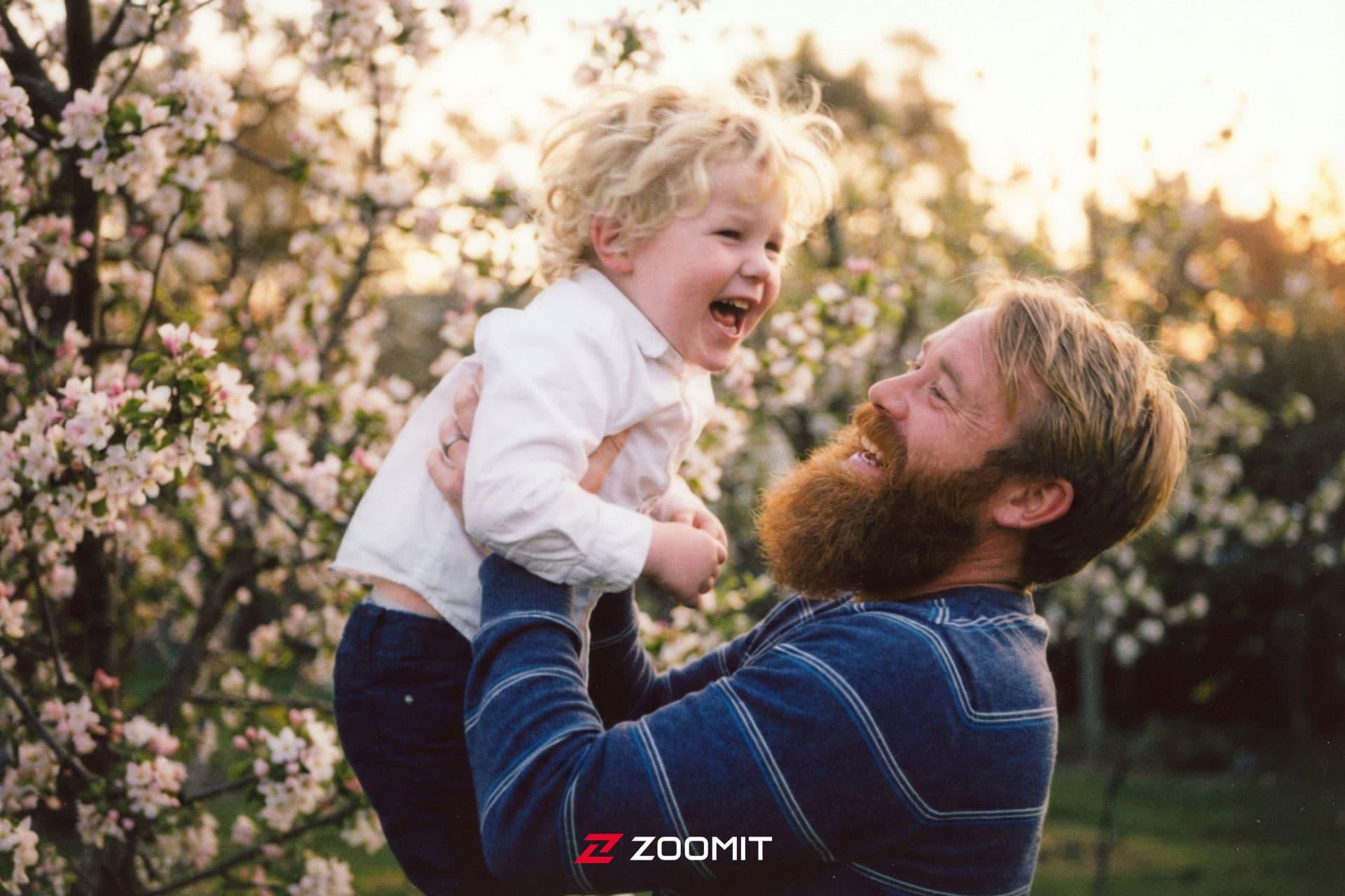 یک مرد که کودکی را در آغوش گرفته