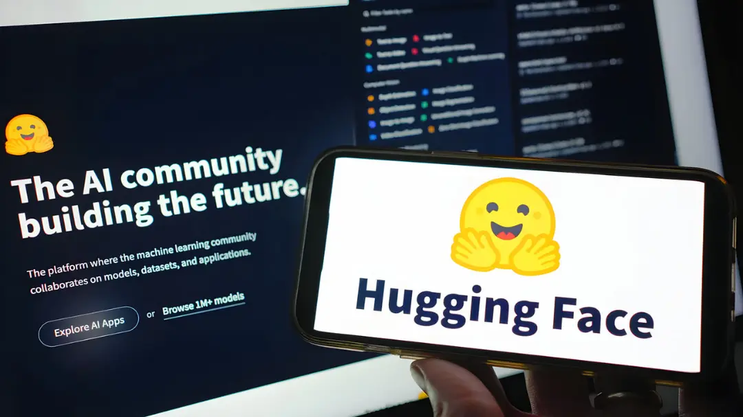 لوگوی پلتفرم هوش مصنوعی هاگینگ فیس (Hugging Face) روی صفحه گوشی و مانیتور