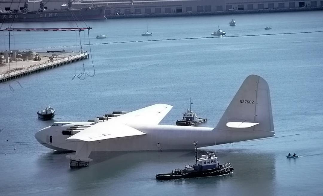 هواپیمای Hughes H-4 Hercules شناور در آب