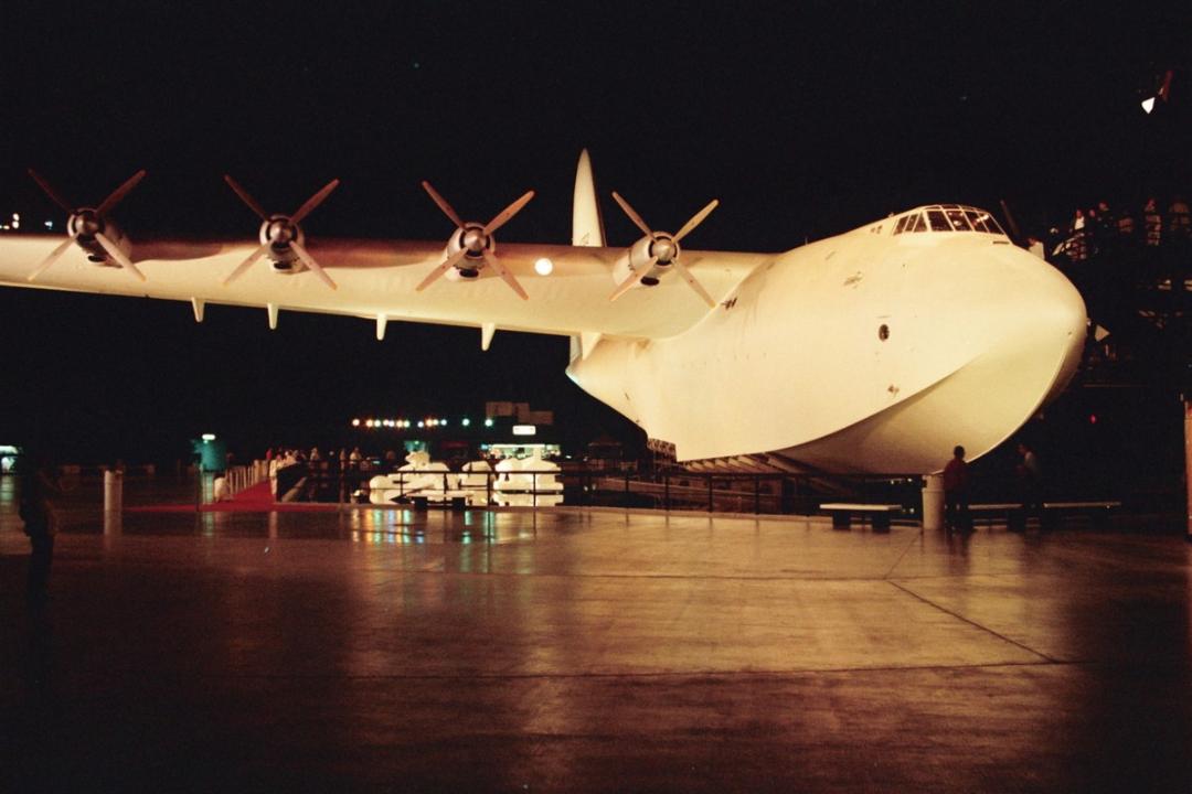 هواپیمای Hughes H-4 Hercules در شب