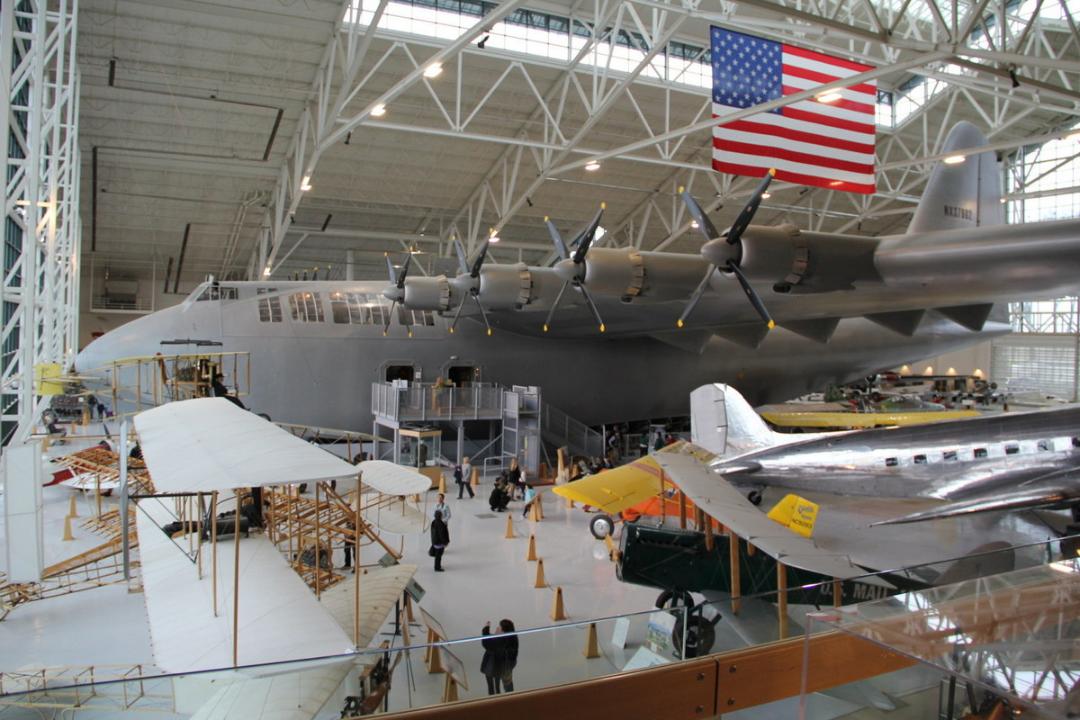 هواپیمای Hughes H-4 Hercules در شب در موزه فرودگاه