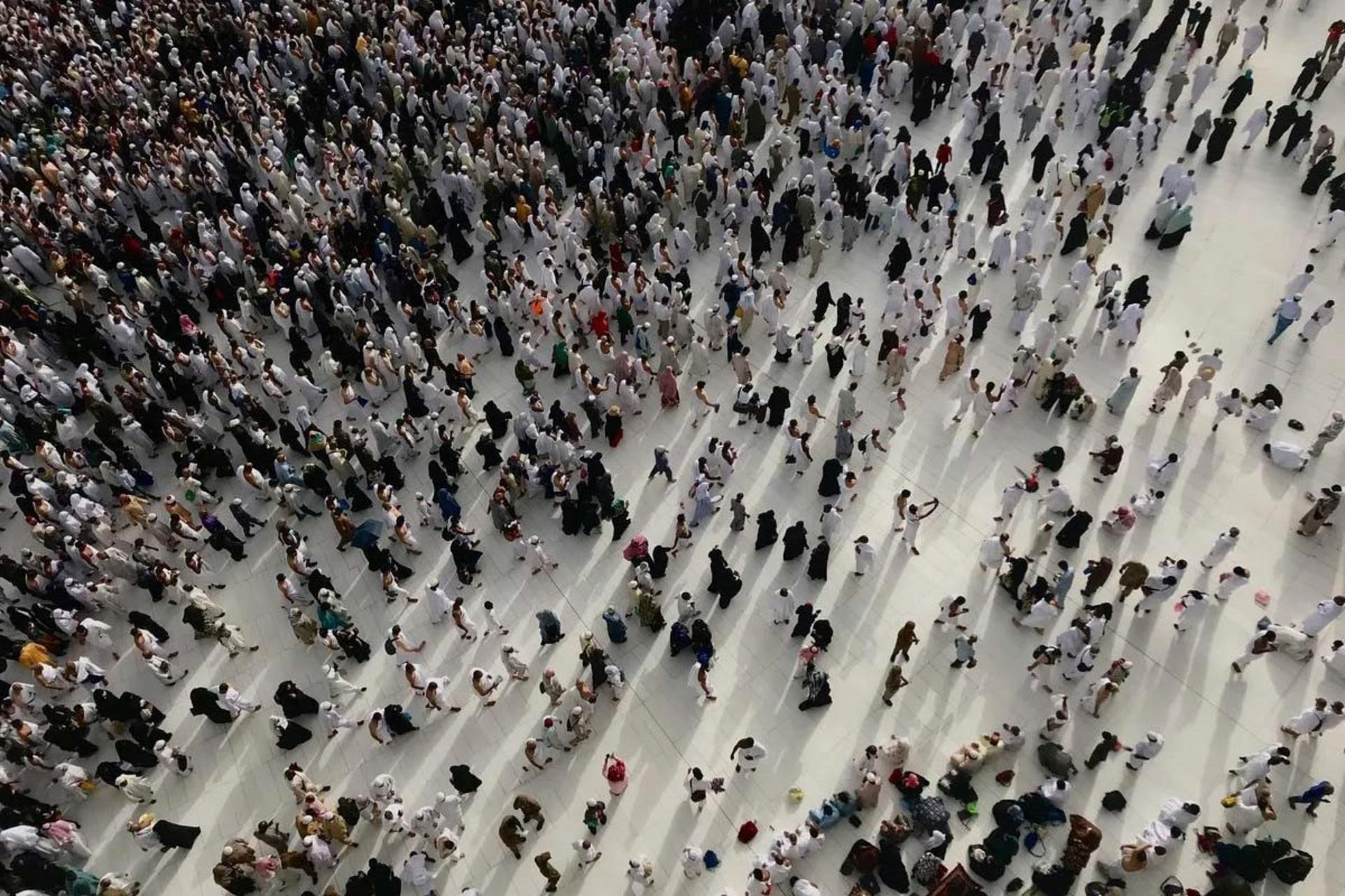 نمای هوایی گروهی از مردم